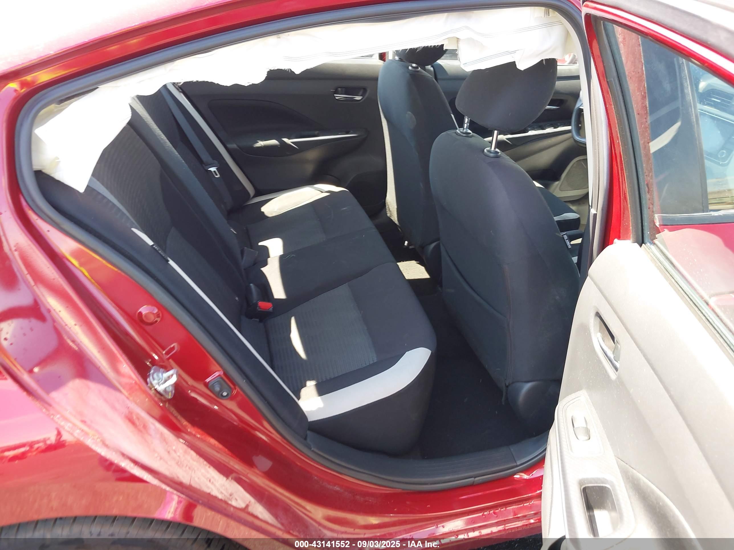 NISSAN VERSA image 8