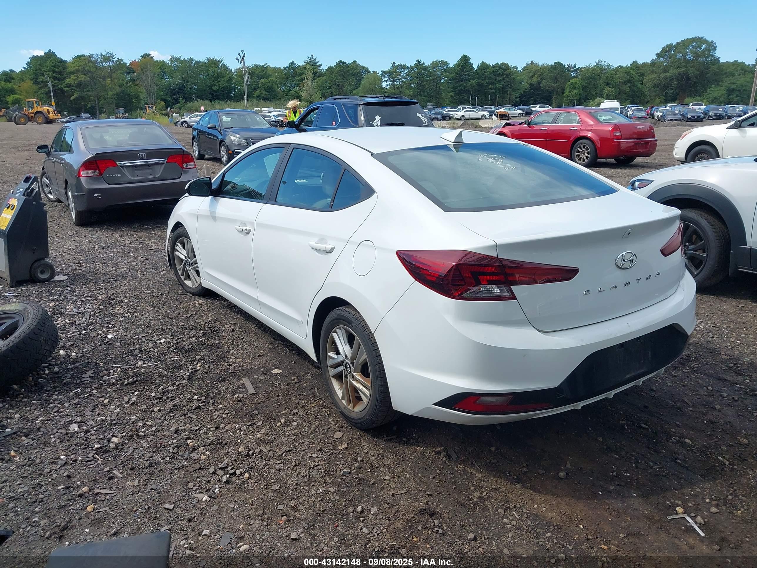 HYUNDAI ELANTRA image 3