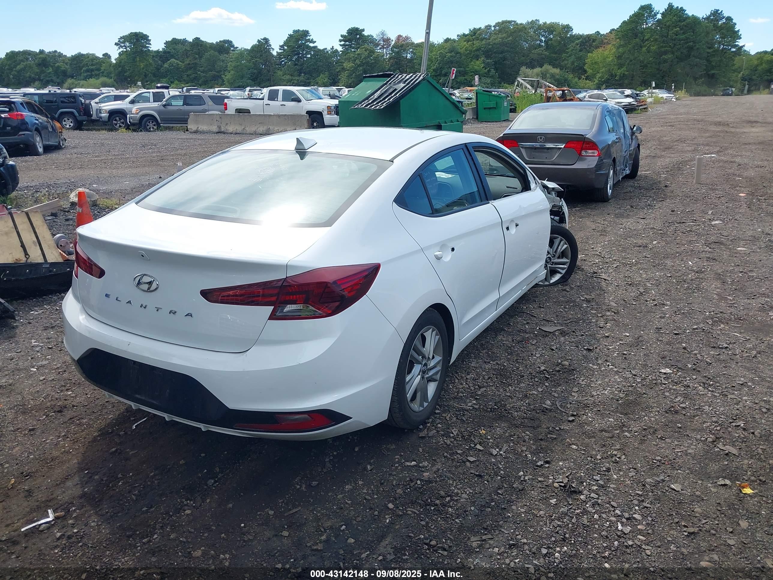 HYUNDAI ELANTRA image 4