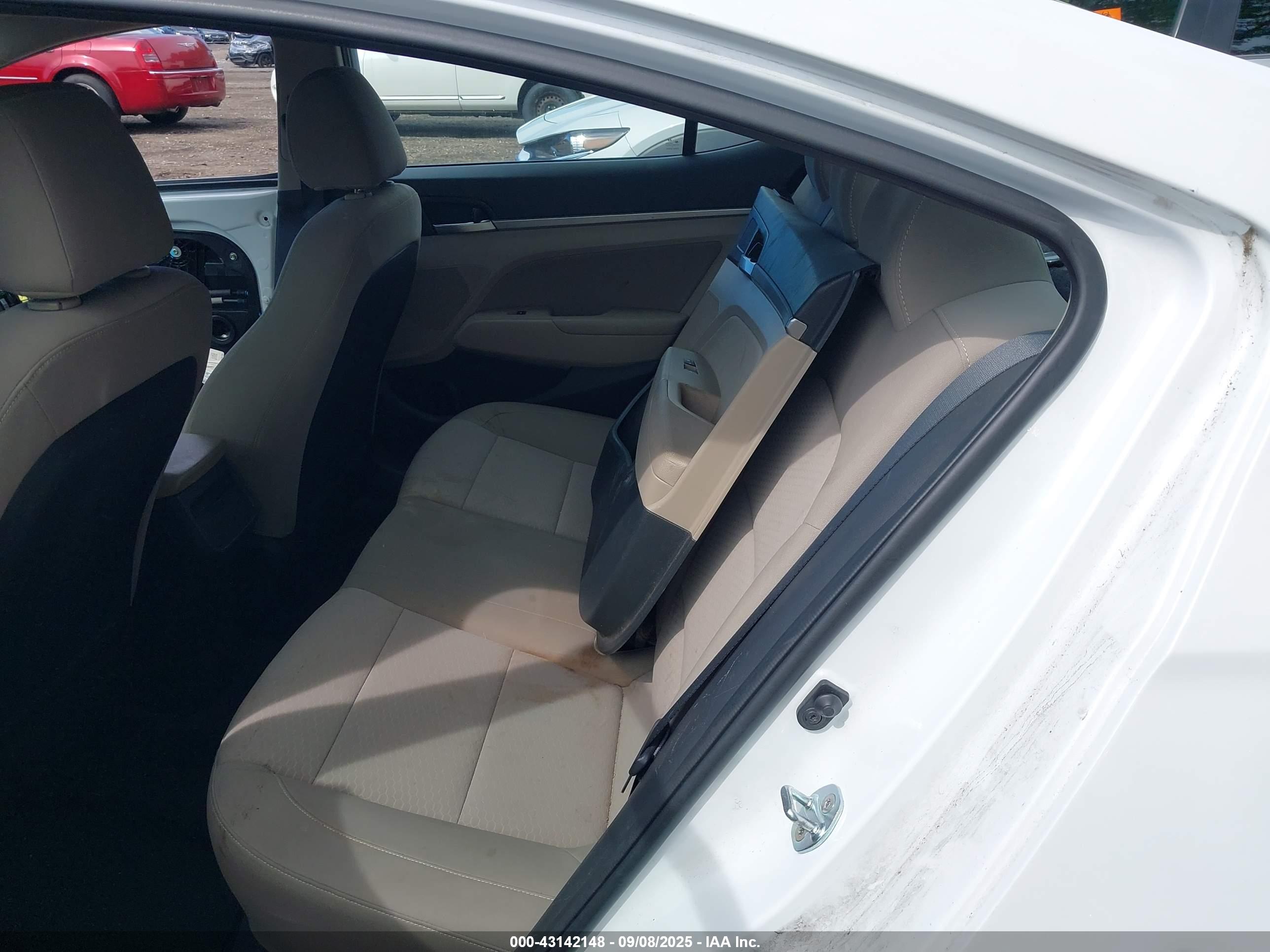 HYUNDAI ELANTRA image 8
