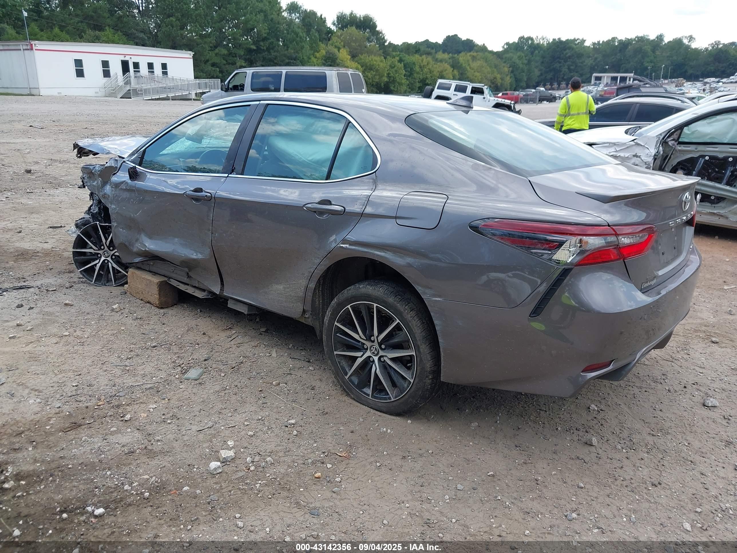 TOYOTA CAMRY image 3