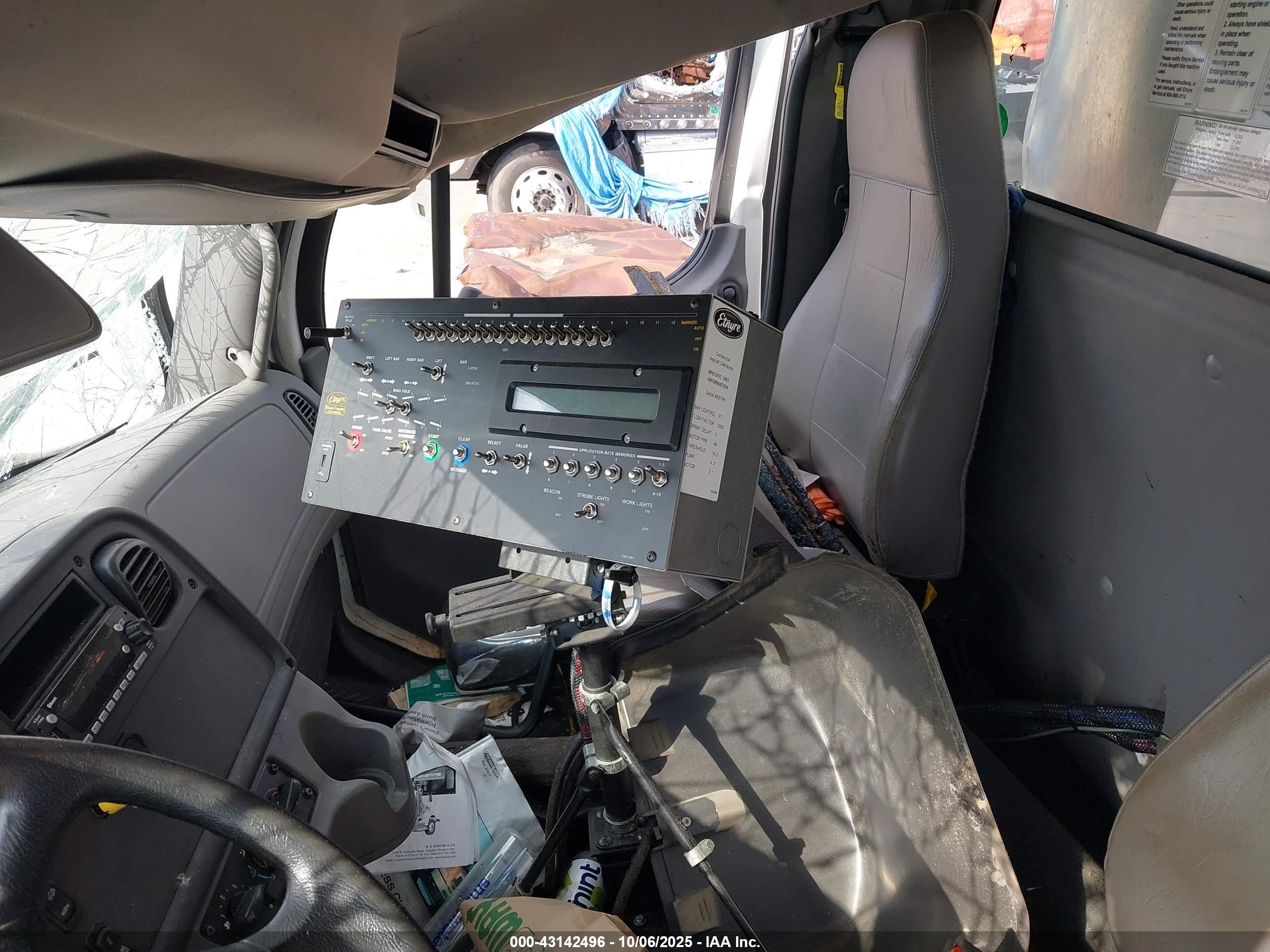 FREIGHTLINER M2 image 7