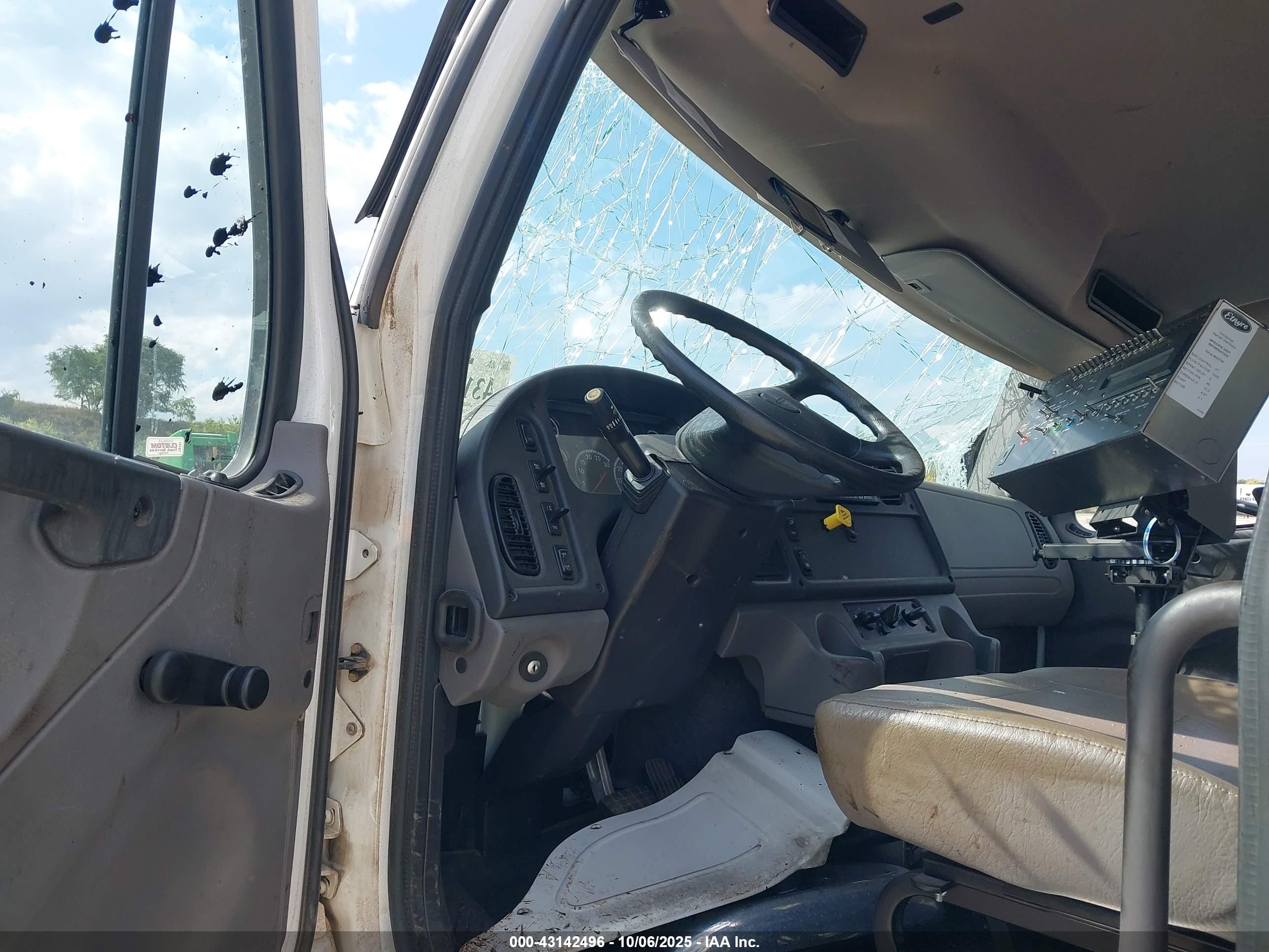 FREIGHTLINER M2 image 8