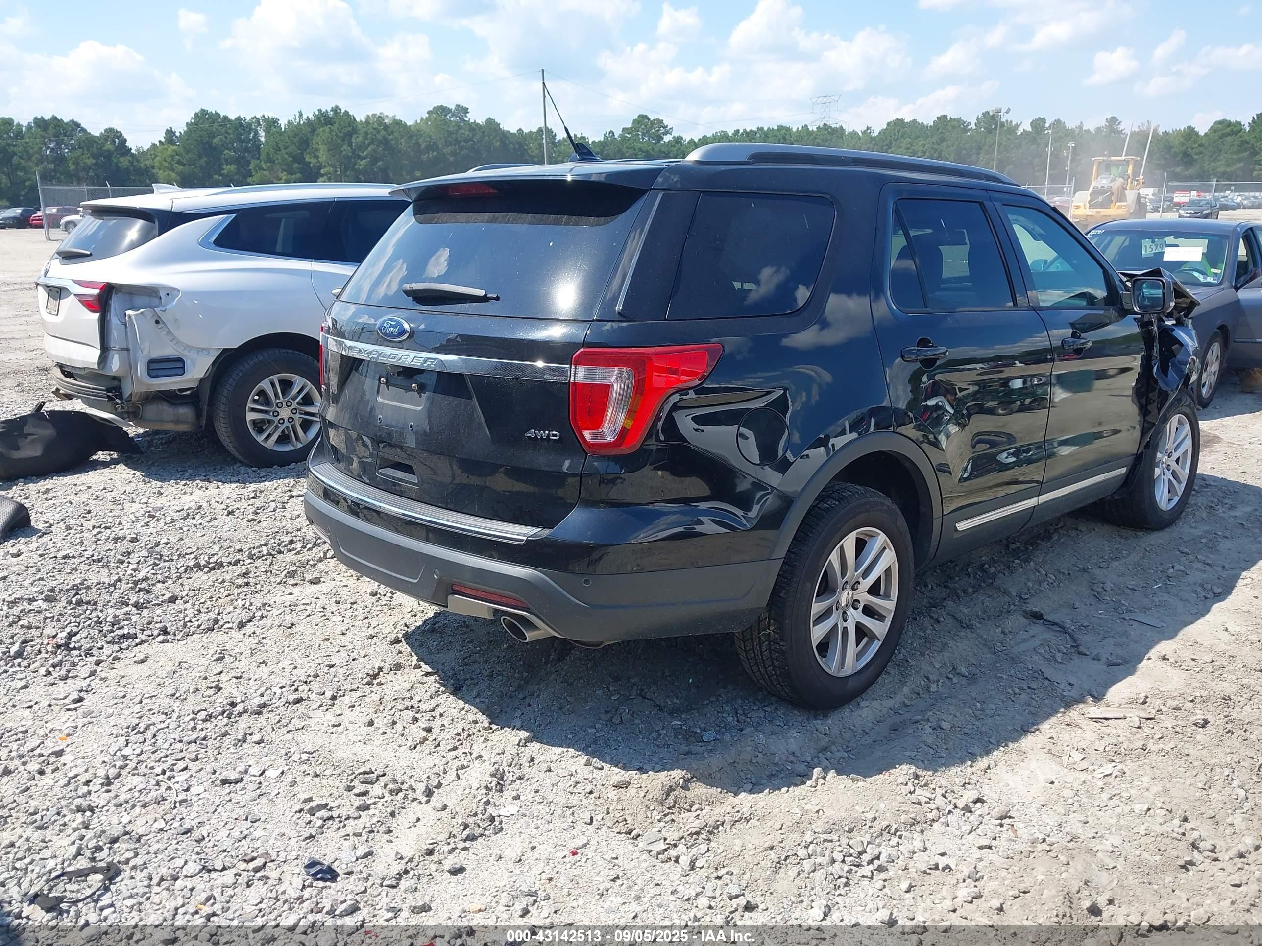FORD EXPLORER image 4