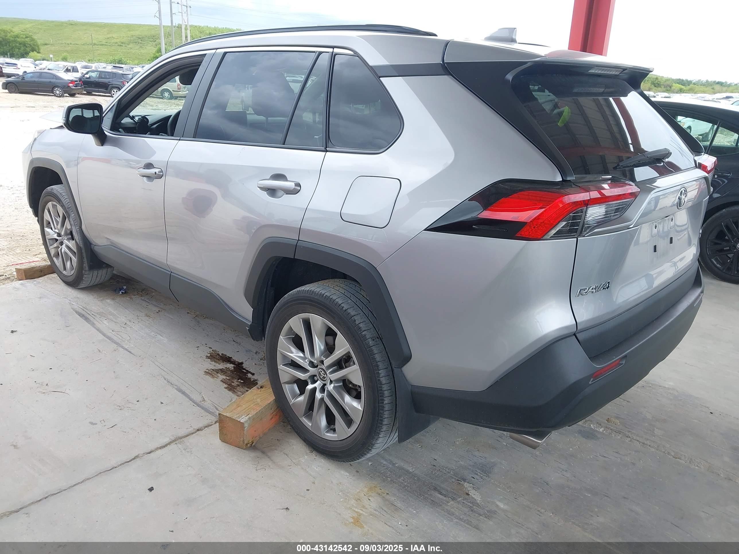 TOYOTA RAV4 image 3