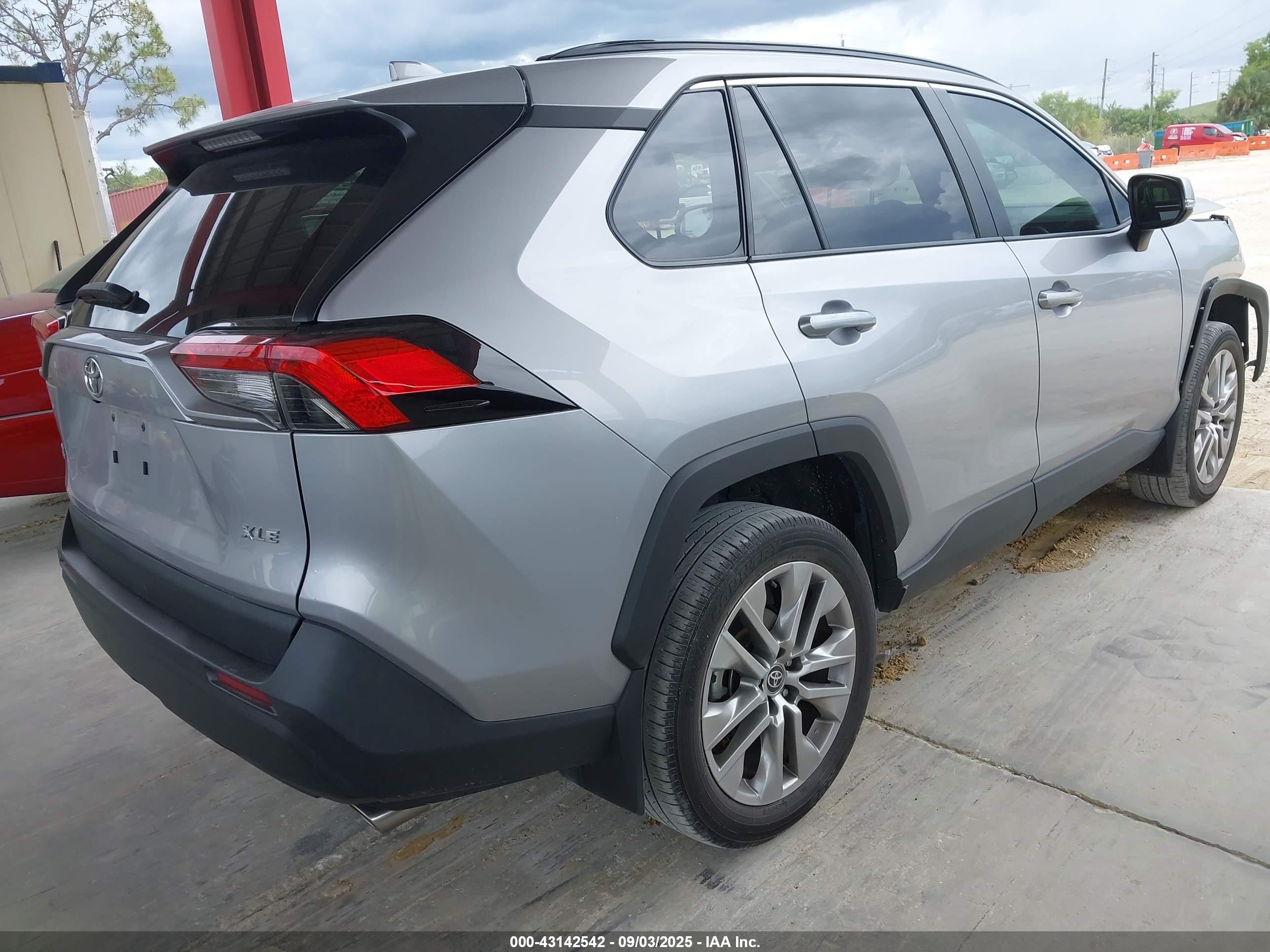 TOYOTA RAV4 image 4