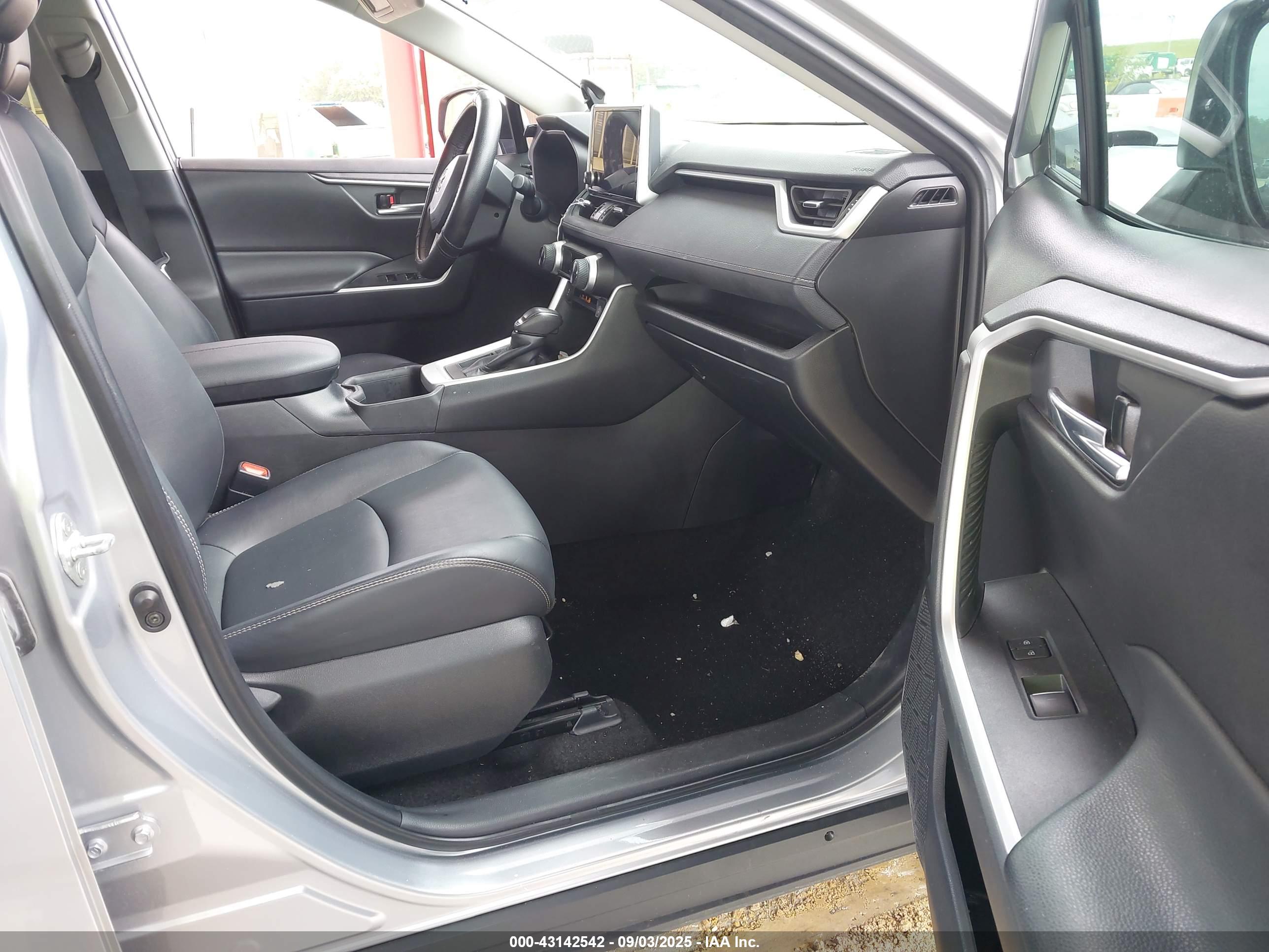 TOYOTA RAV4 image 5