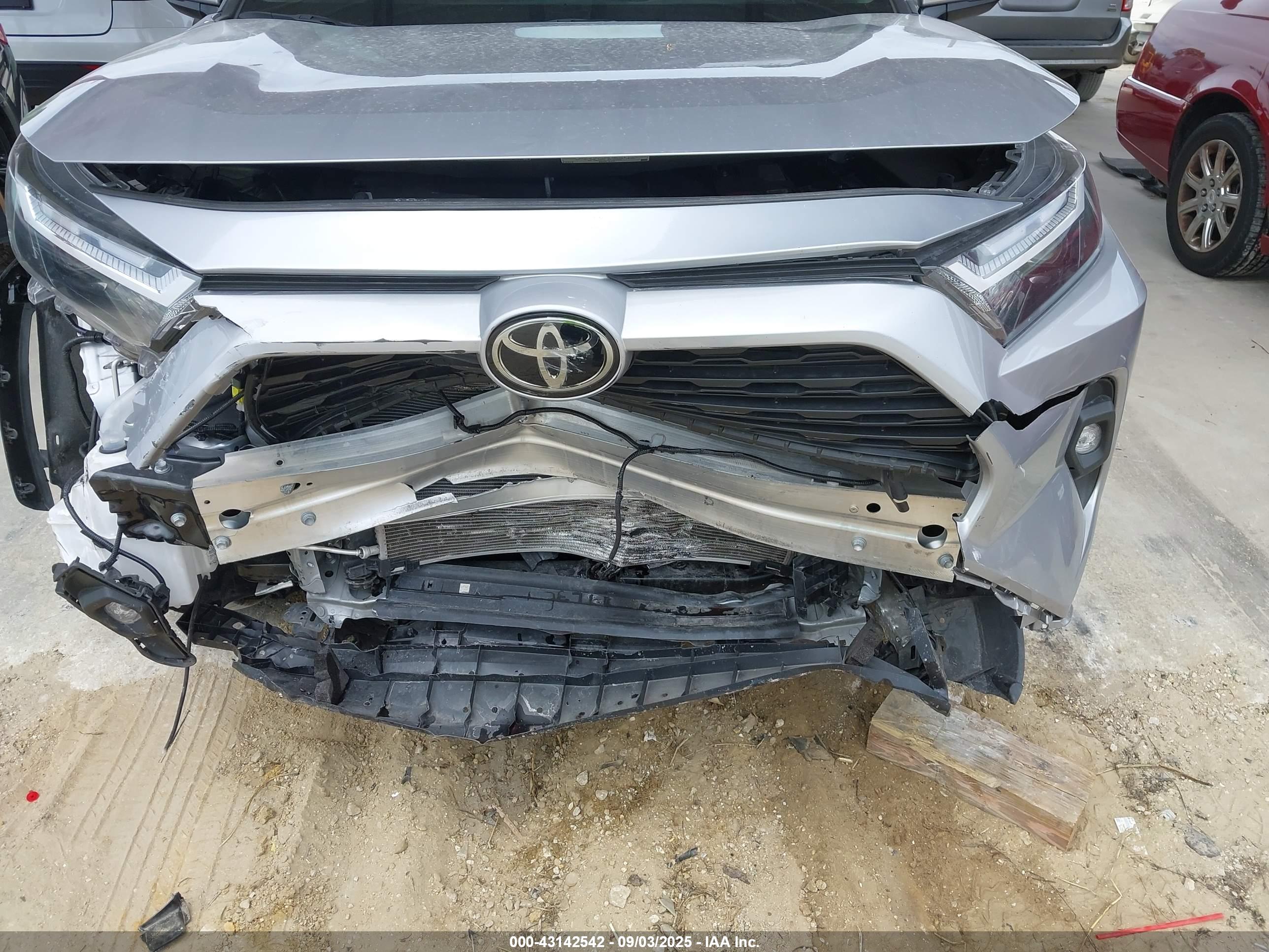 TOYOTA RAV4 image 6