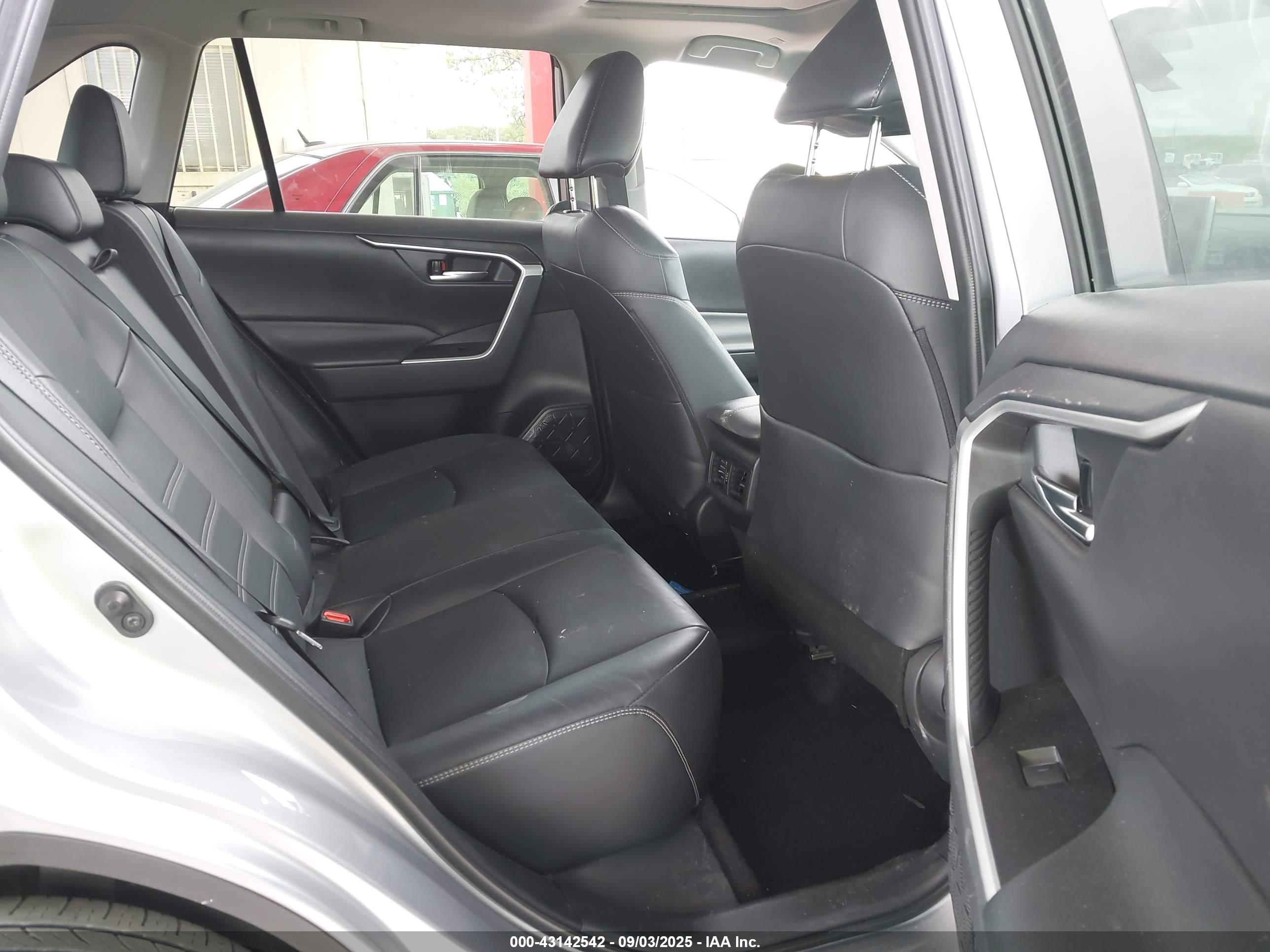 TOYOTA RAV4 image 8