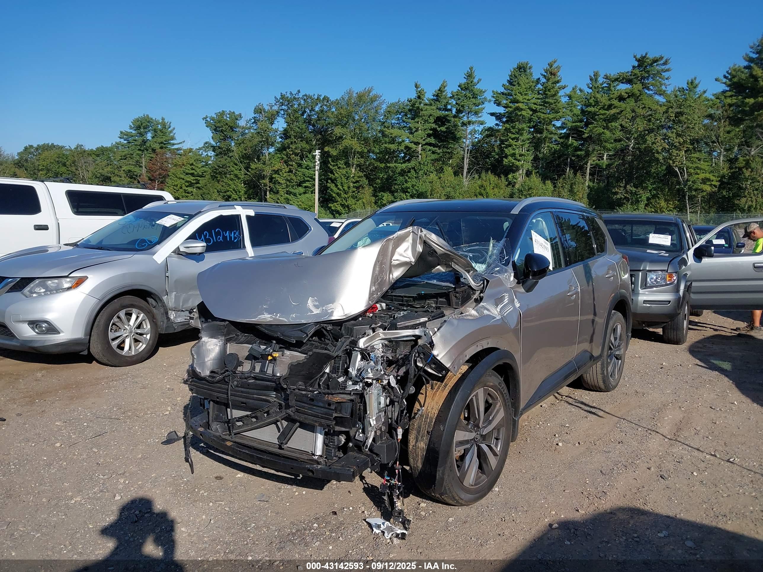 NISSAN ROGUE image 2