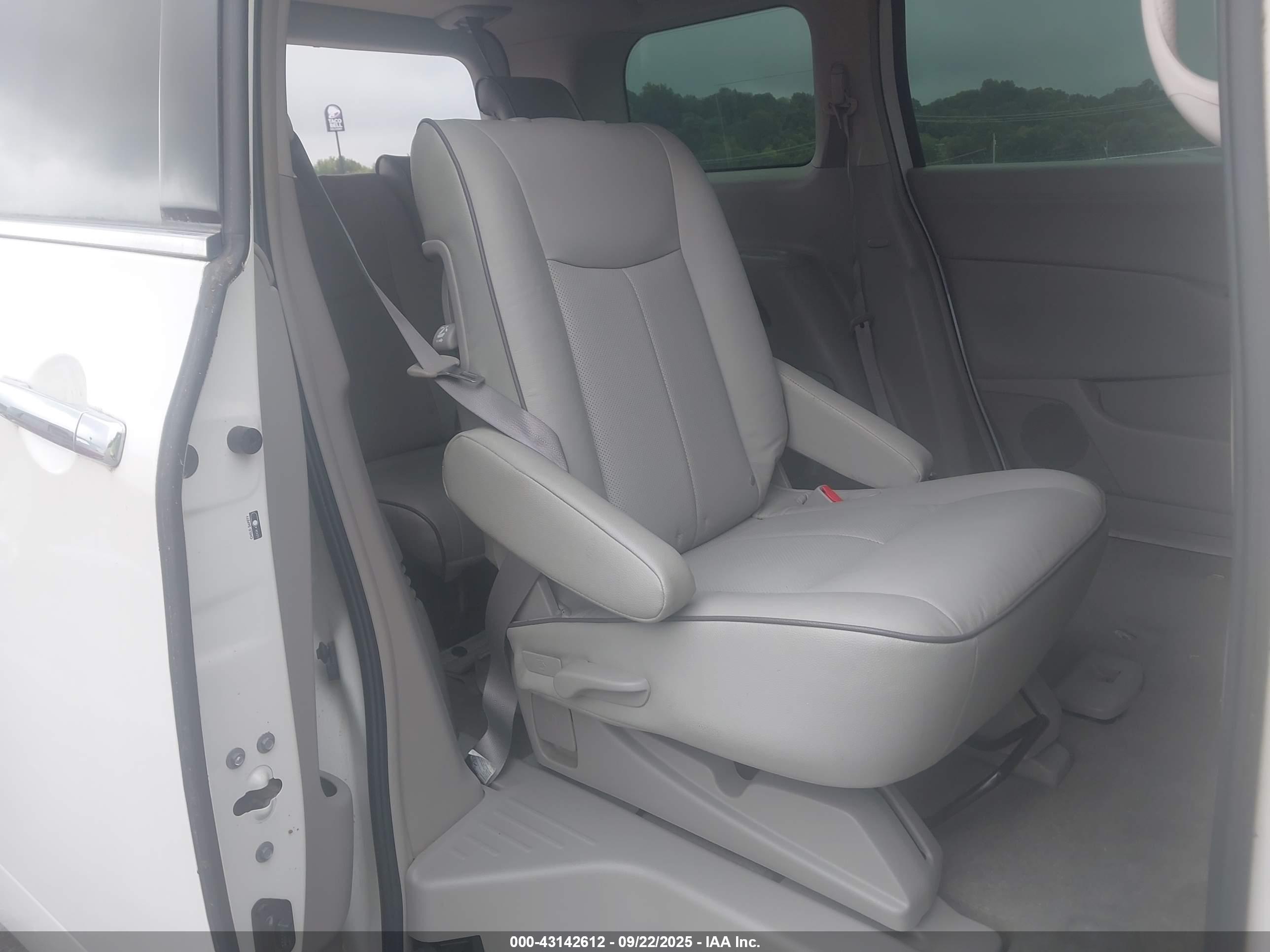 NISSAN QUEST image 8