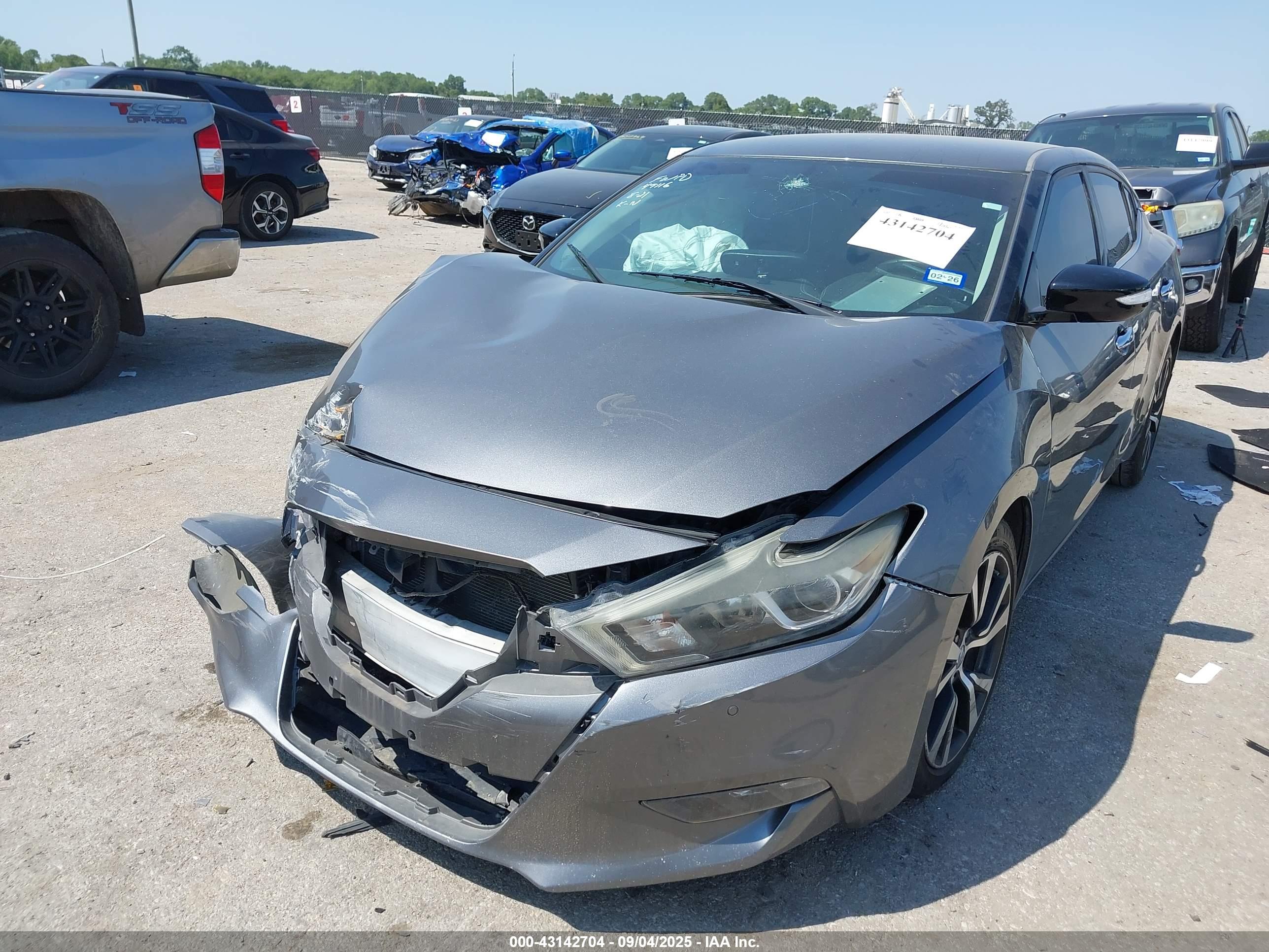 NISSAN MAXIMA image 2