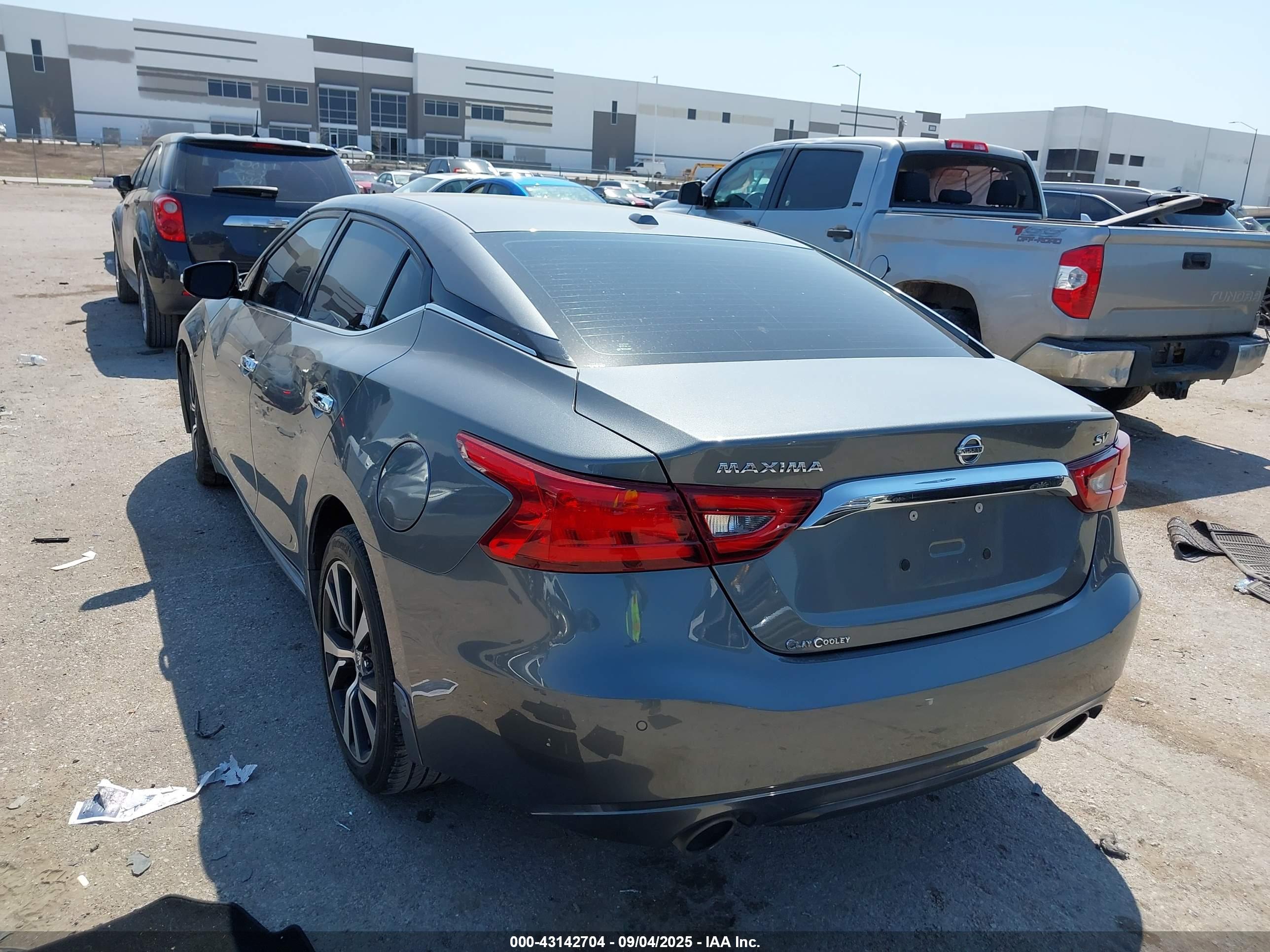 NISSAN MAXIMA image 3