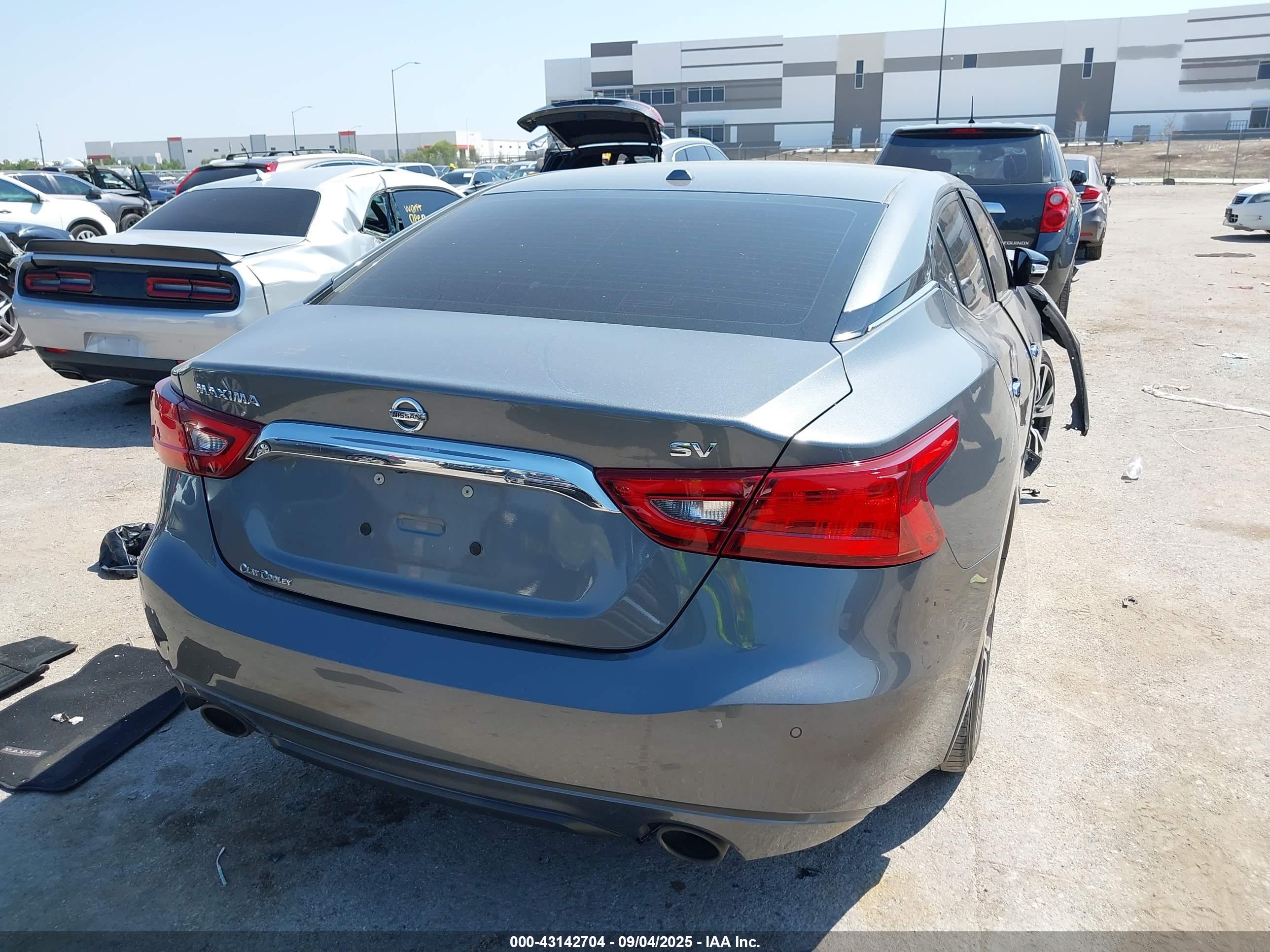 NISSAN MAXIMA image 4