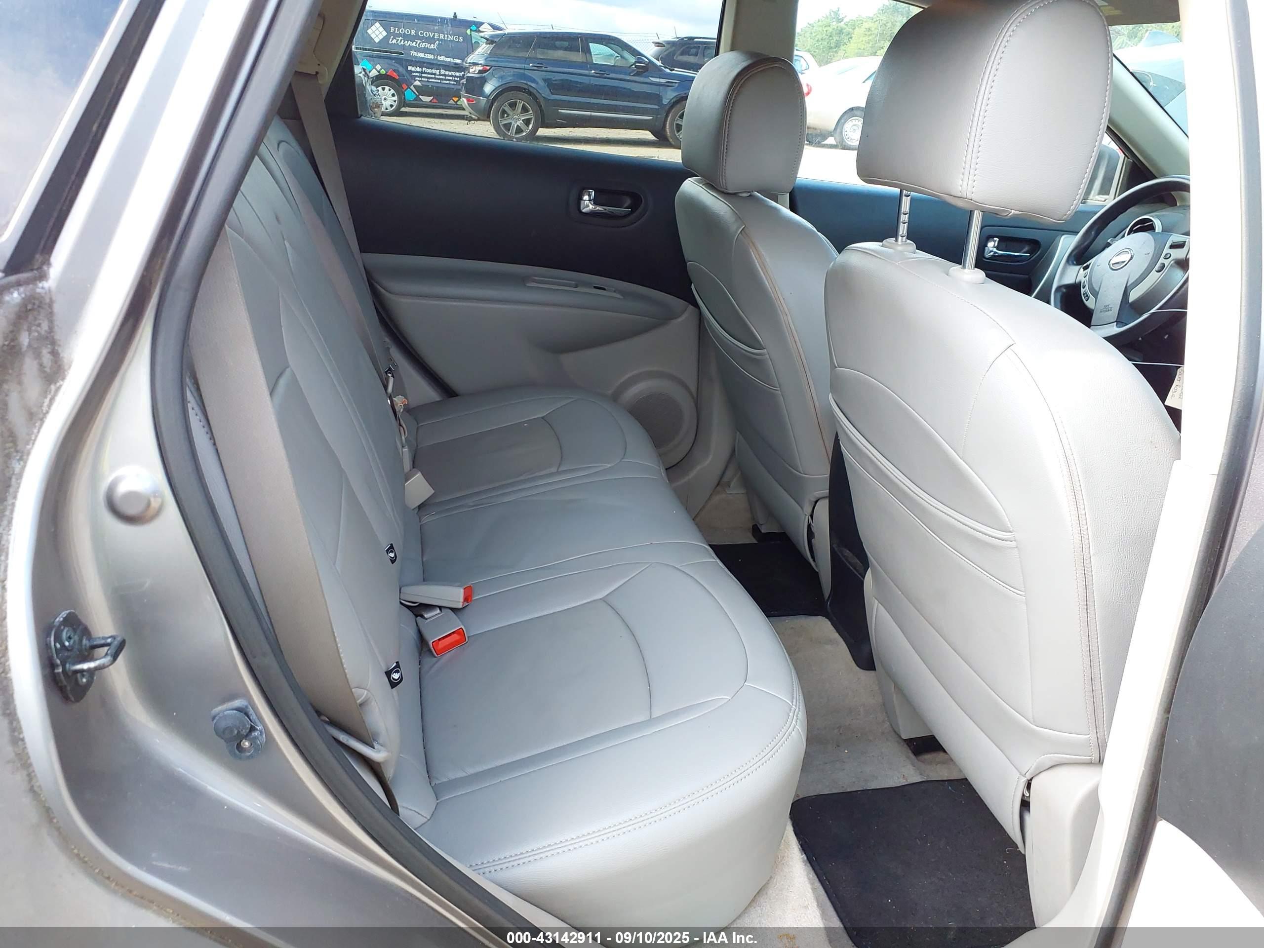 NISSAN ROGUE image 8