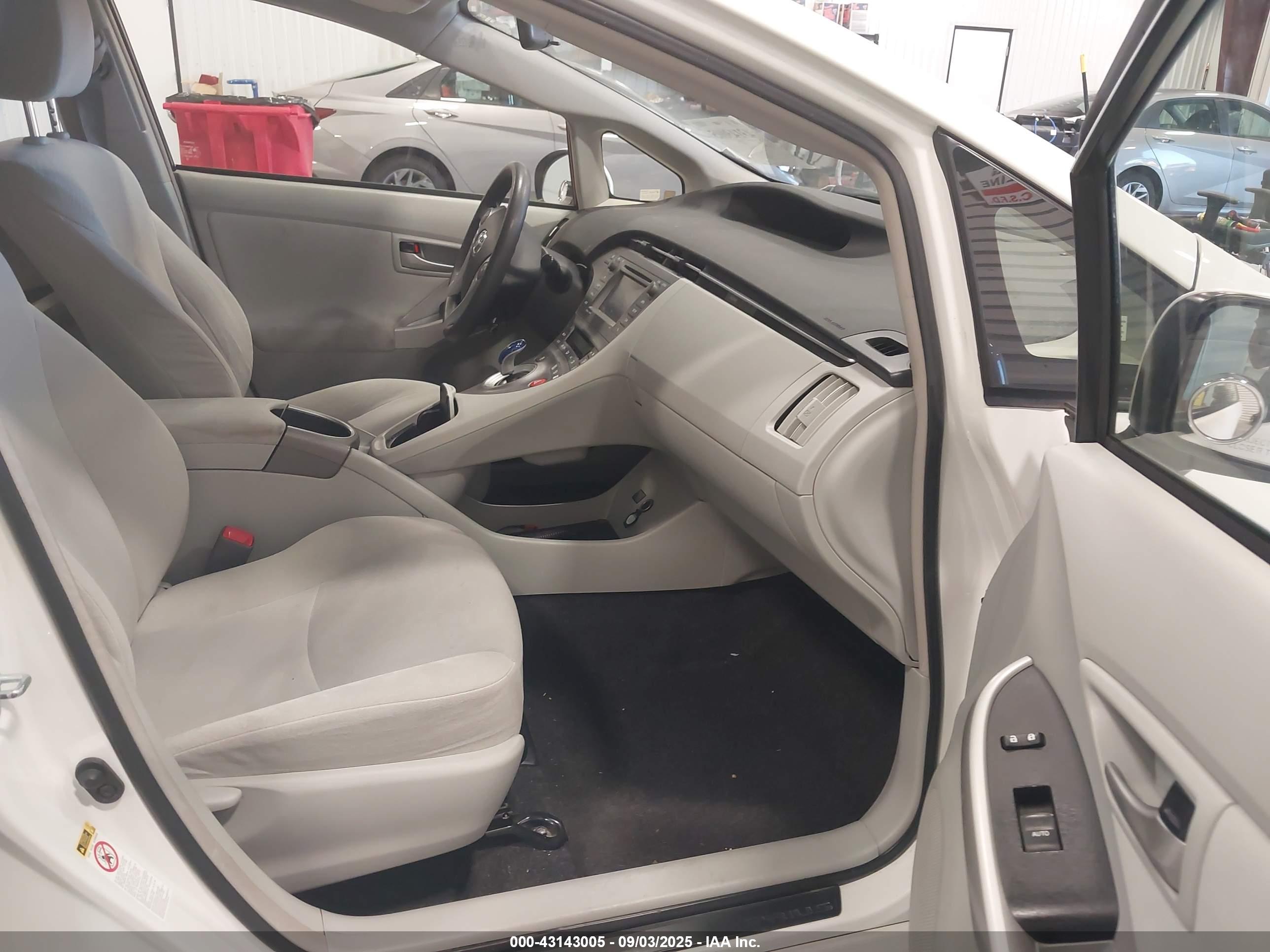 TOYOTA PRIUS image 5
