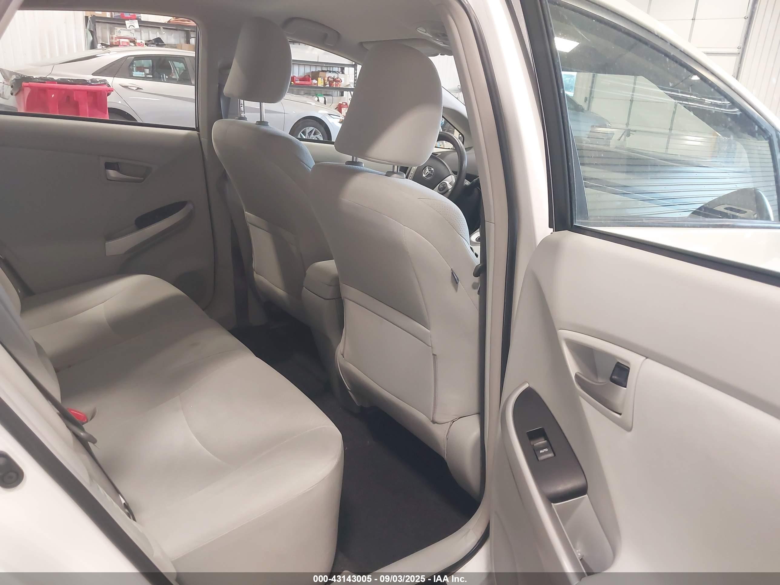 TOYOTA PRIUS image 8