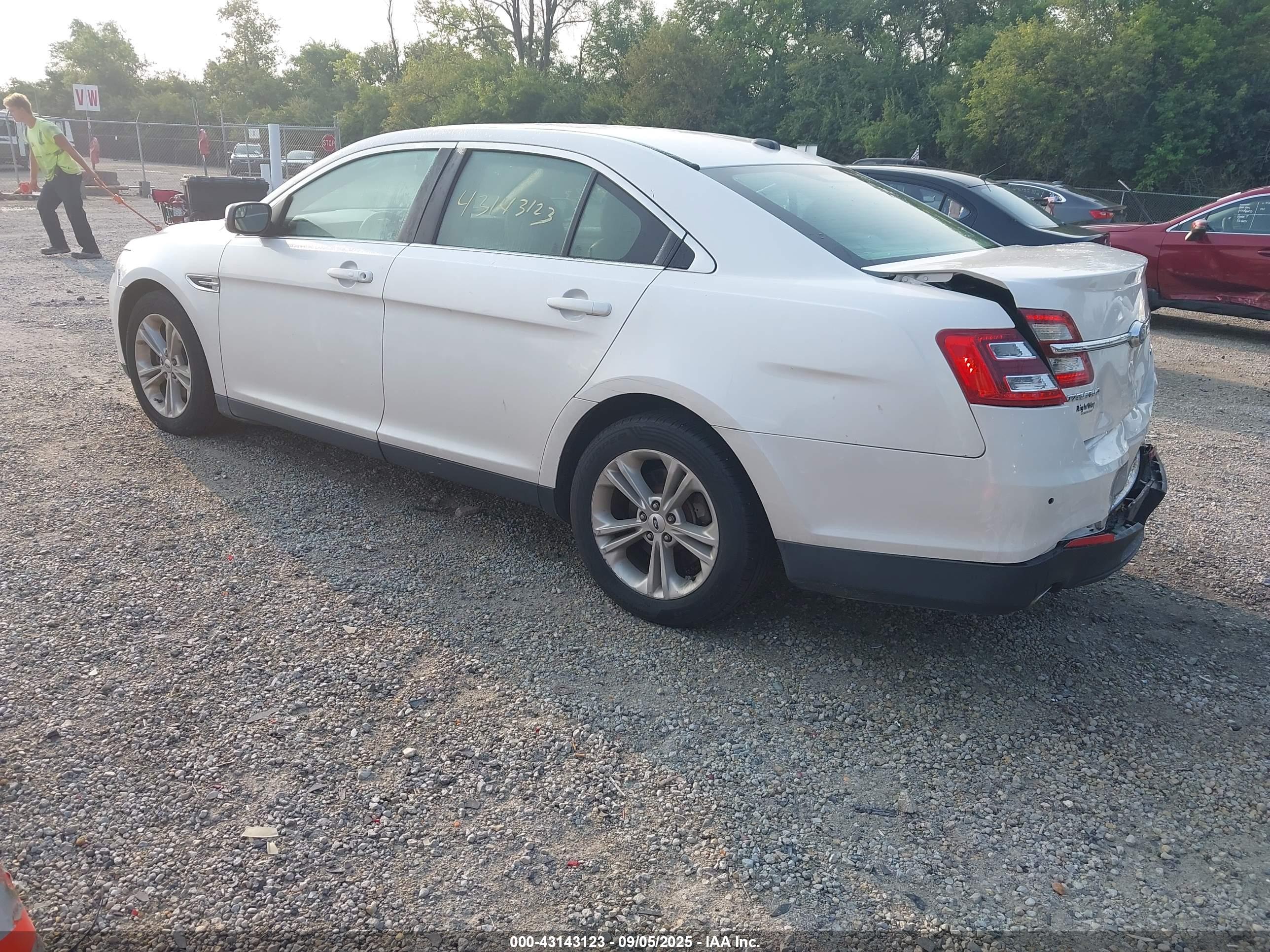 FORD TAURUS image 3
