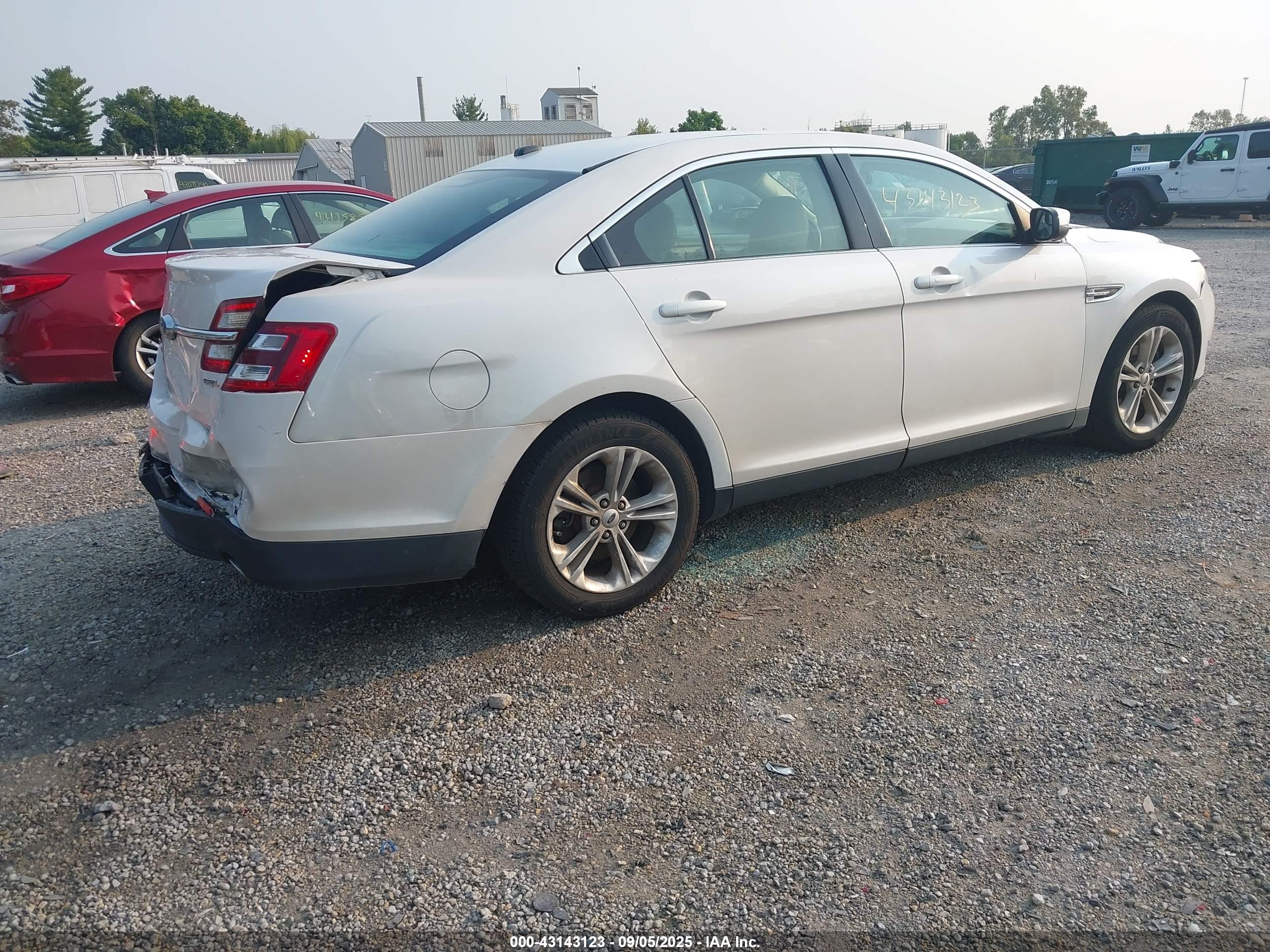 FORD TAURUS image 4