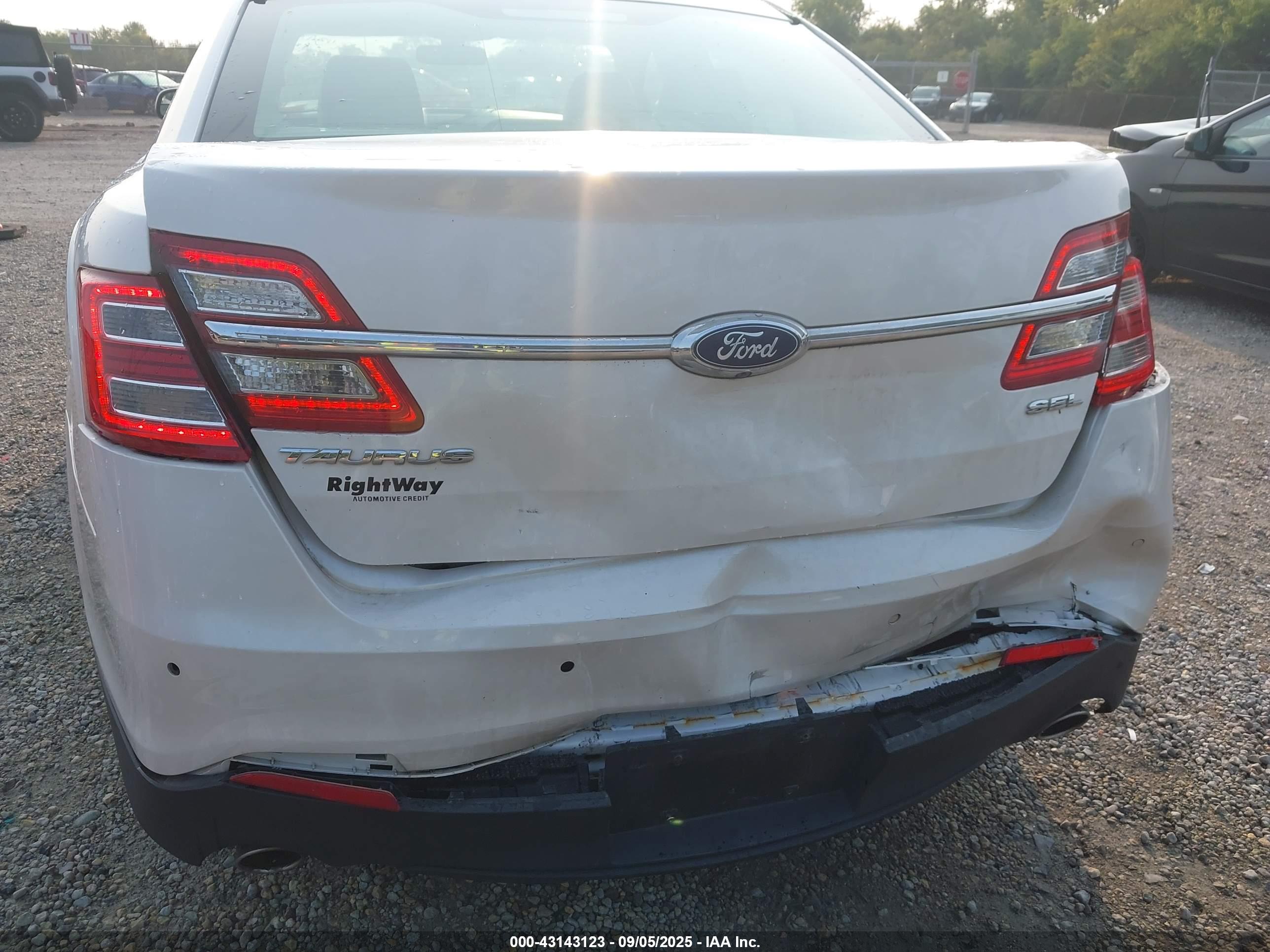 FORD TAURUS image 6