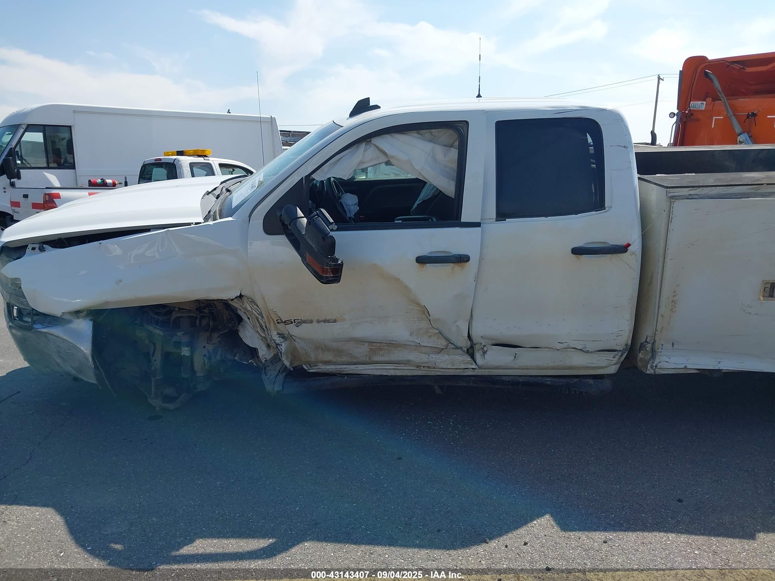 CHEVROLET SILVERADO image 6