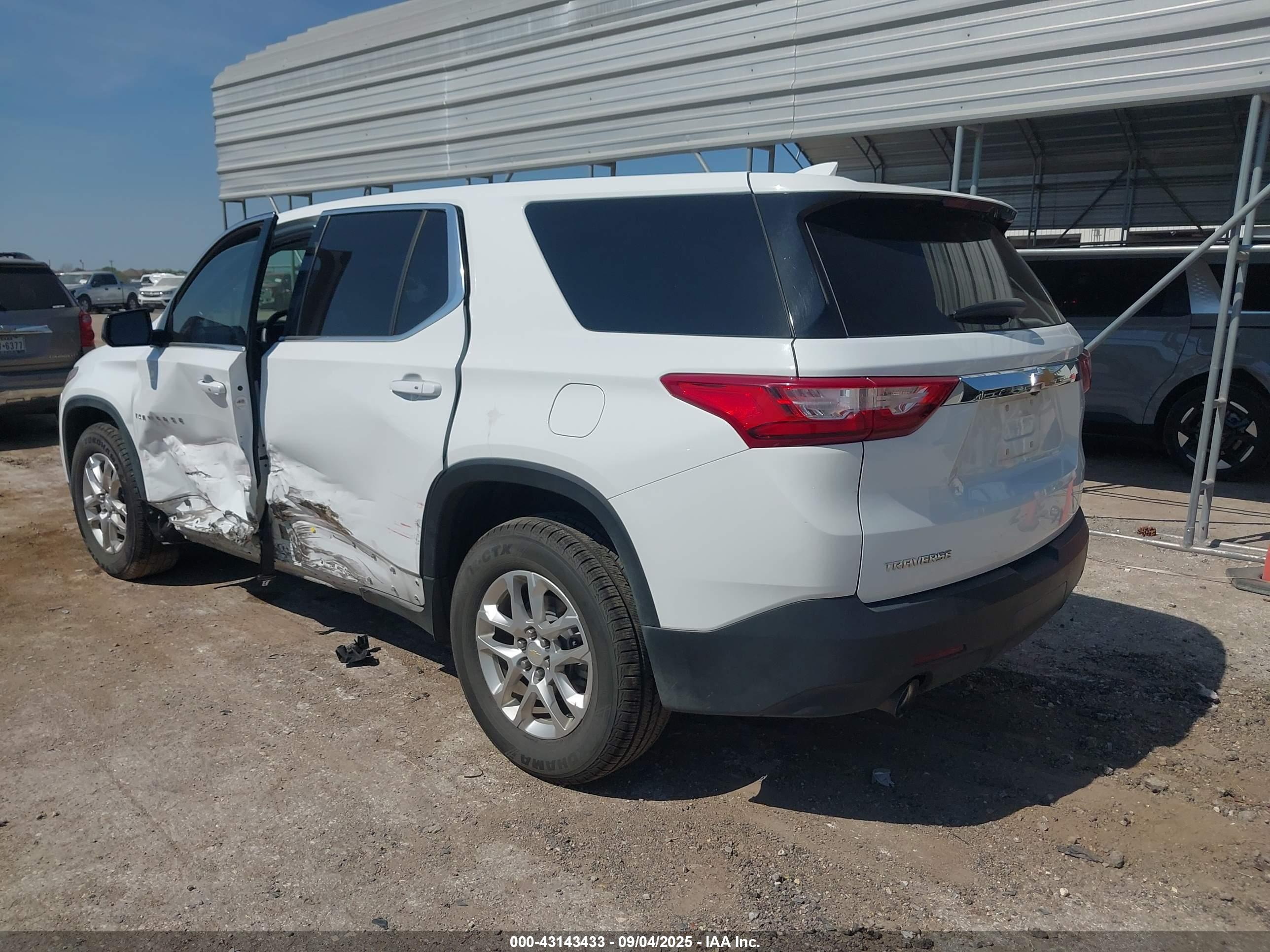 CHEVROLET TRAVERSE image 3