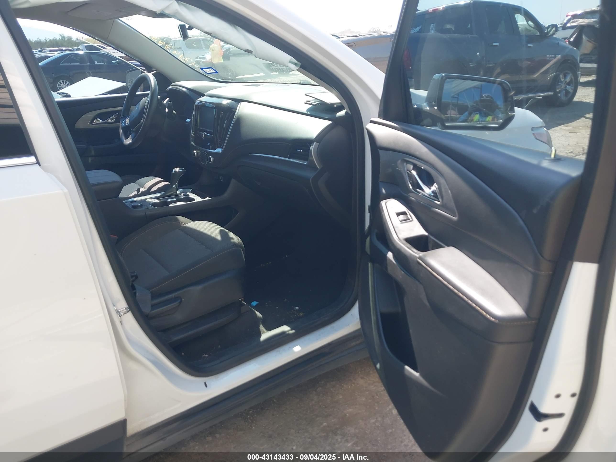 CHEVROLET TRAVERSE image 5