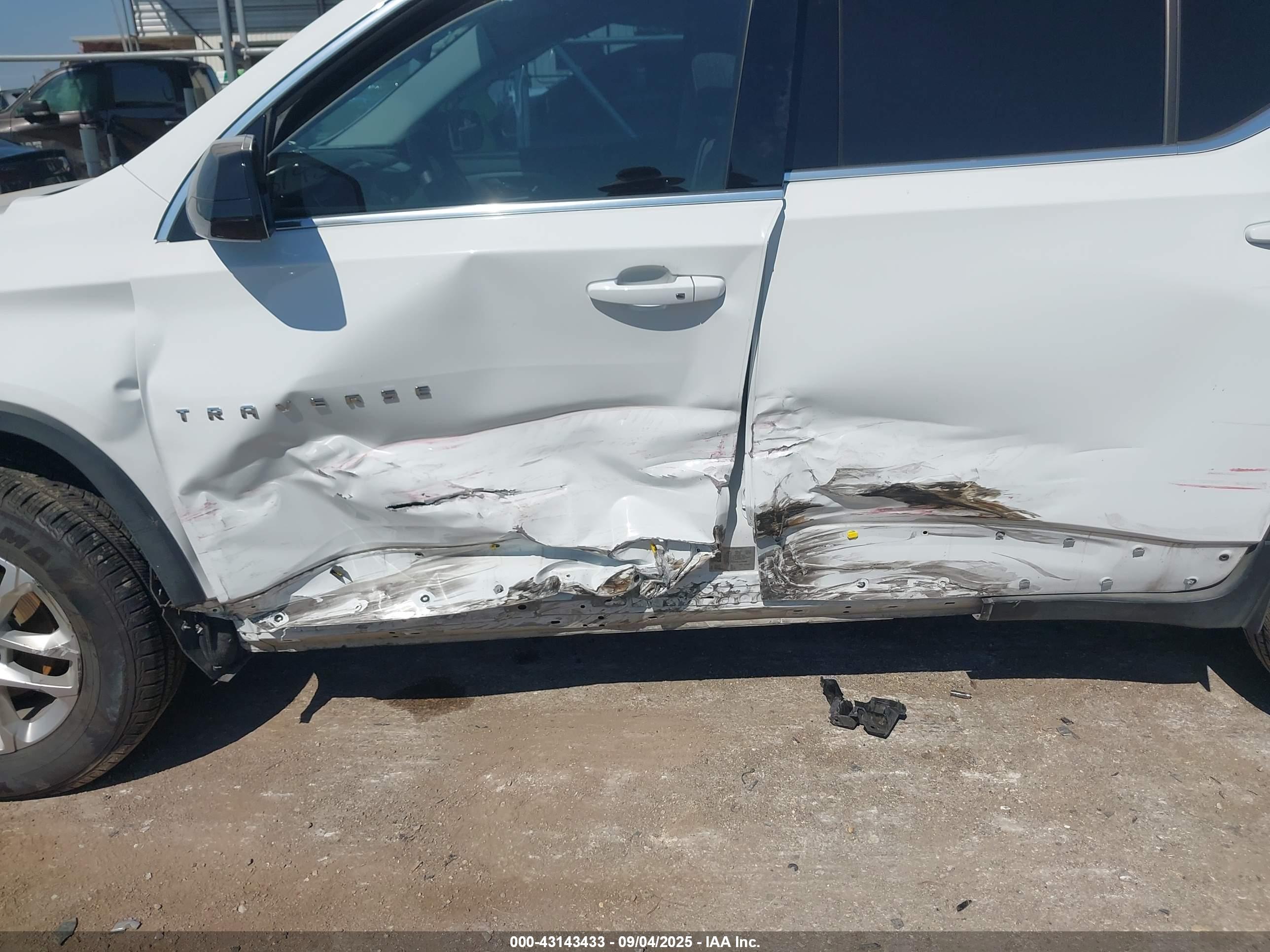CHEVROLET TRAVERSE image 6