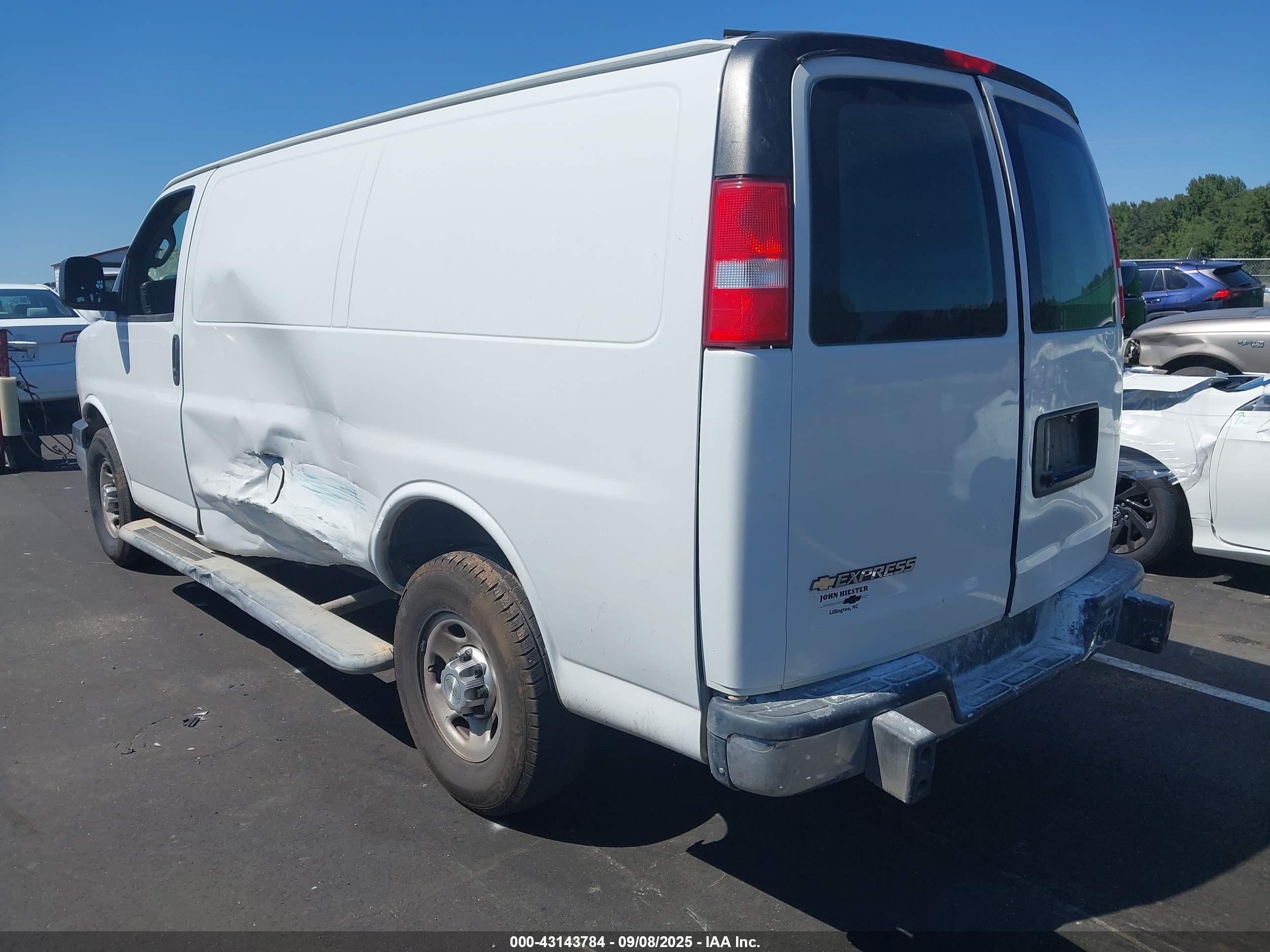 CHEVROLET EXPRESS image 3