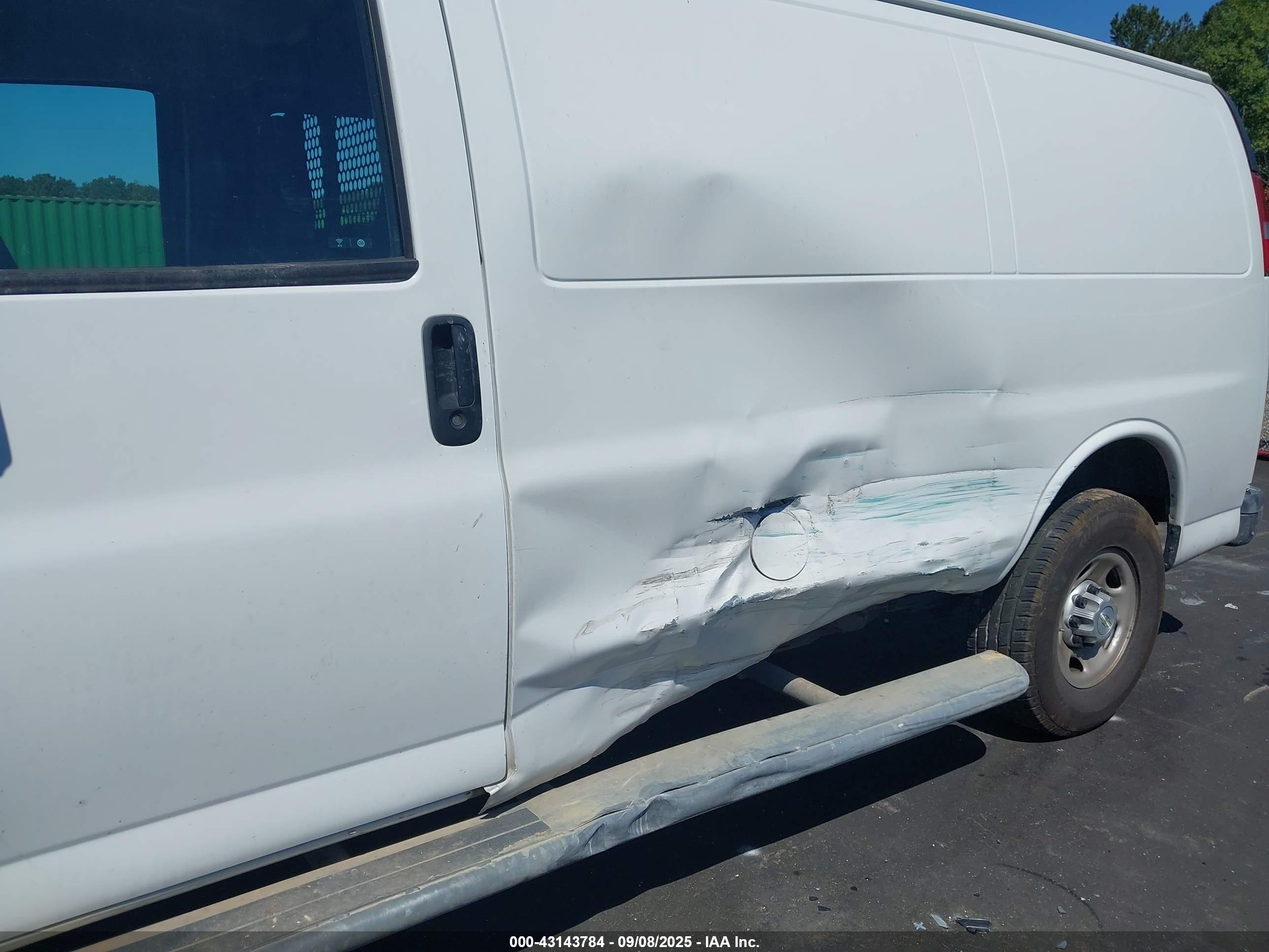 CHEVROLET EXPRESS image 6