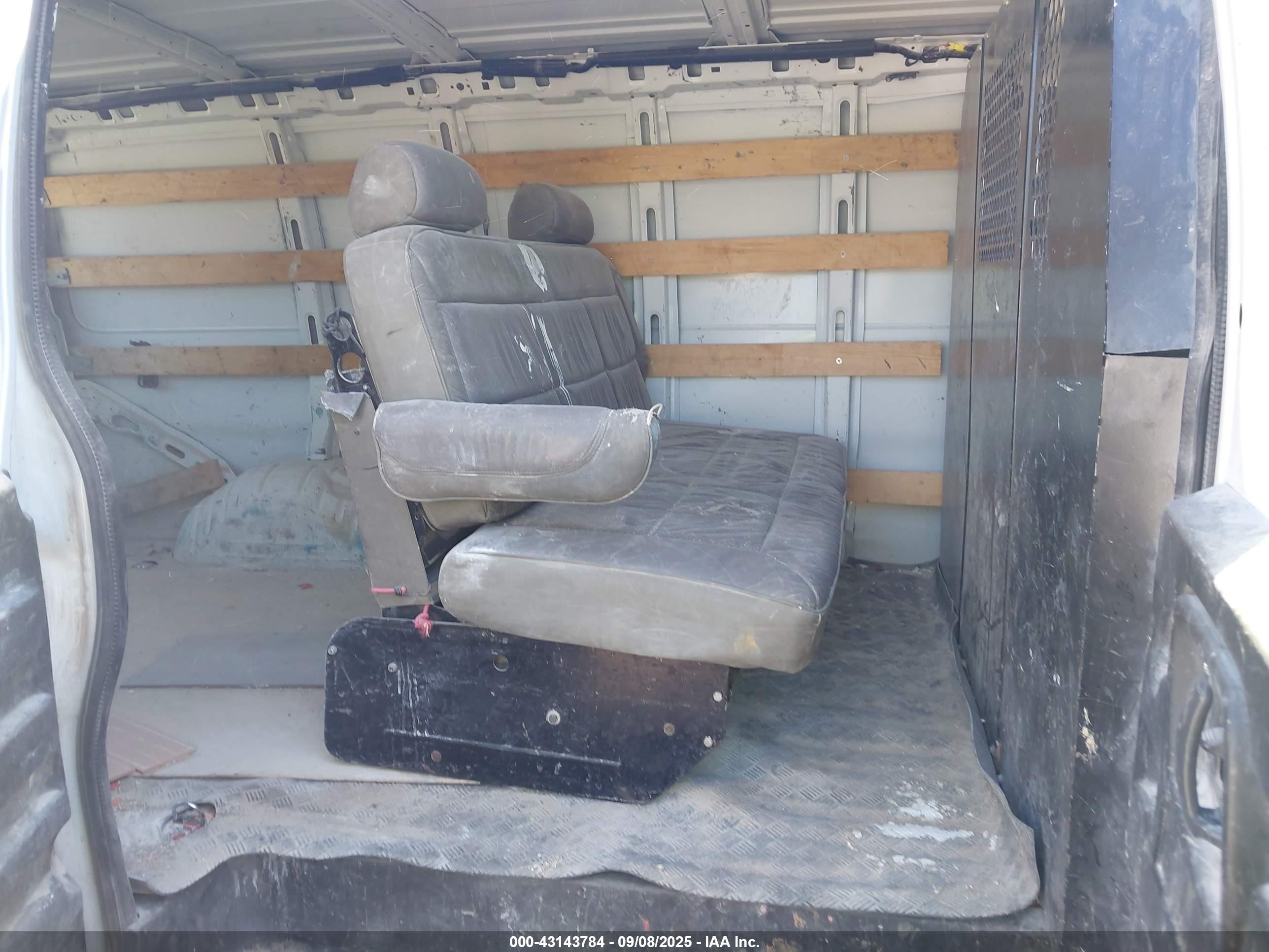 CHEVROLET EXPRESS image 8