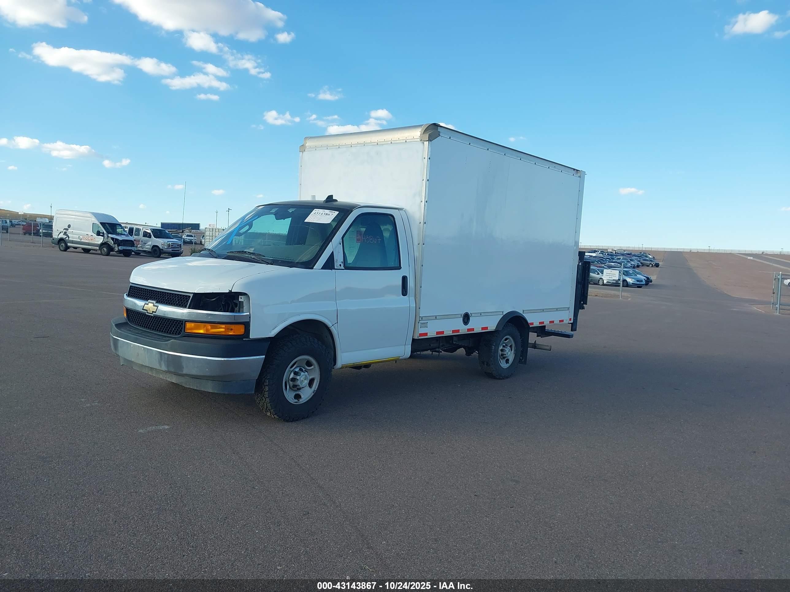 CHEVROLET EXPRESS image 2
