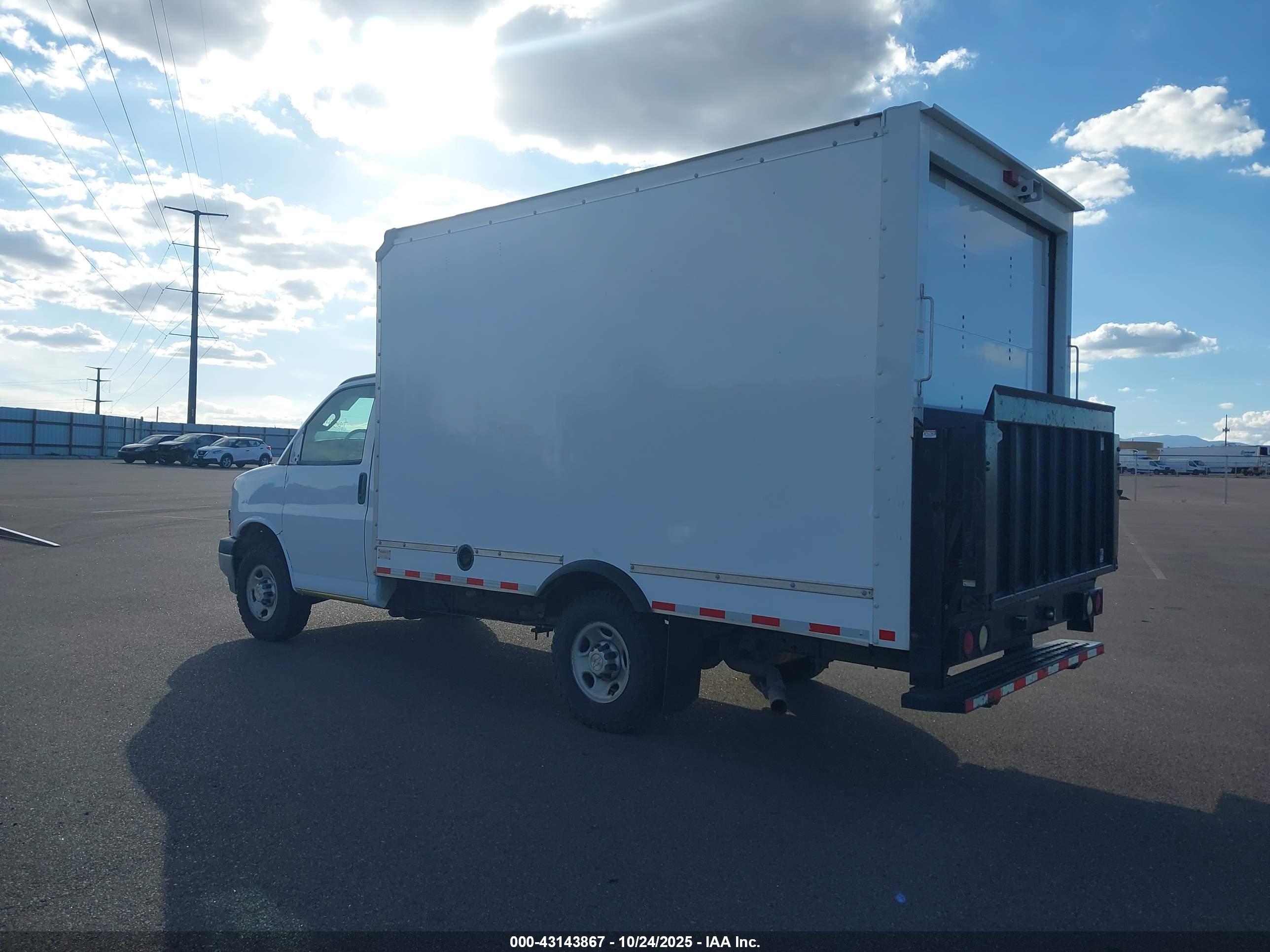 CHEVROLET EXPRESS image 3