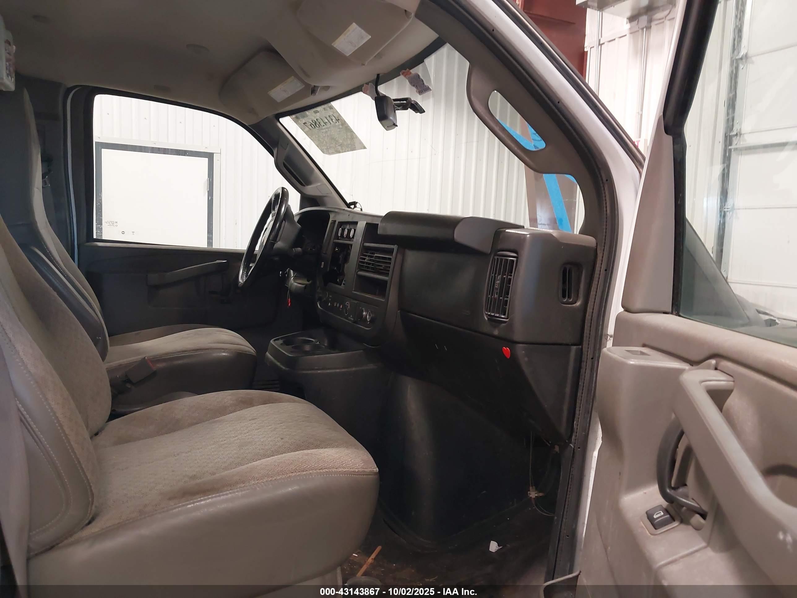 CHEVROLET EXPRESS image 5