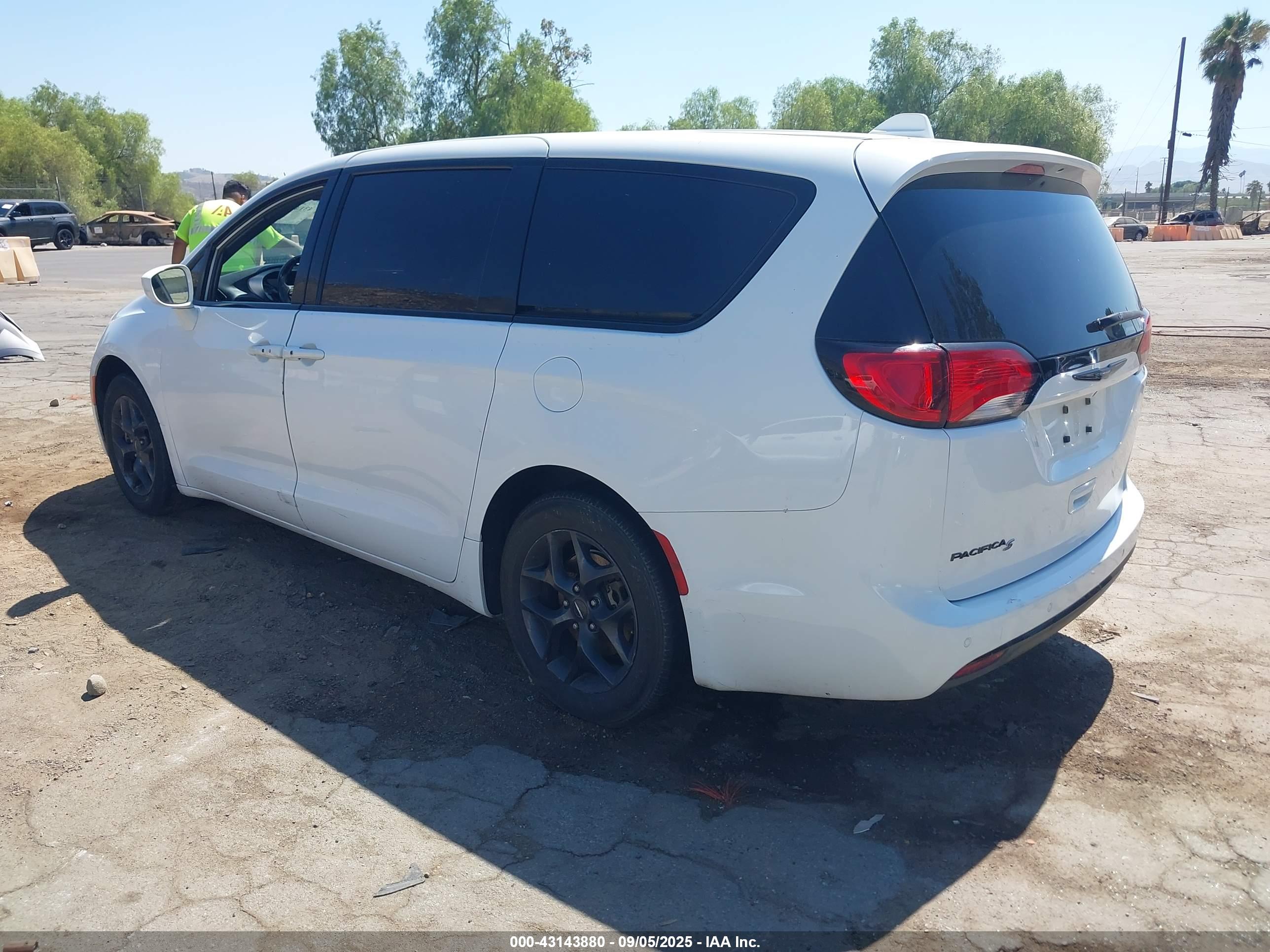 CHRYSLER PACIFICA image 3