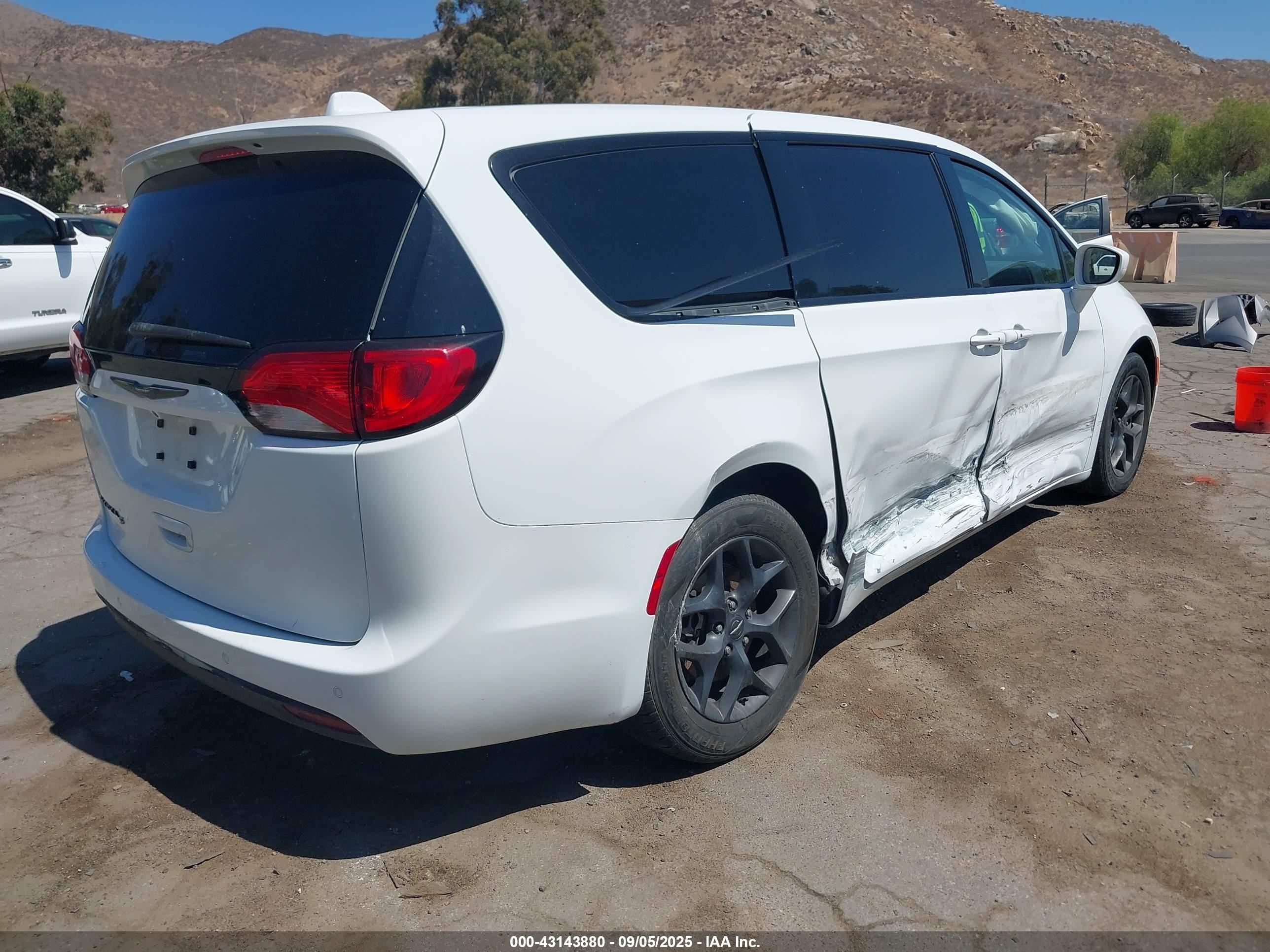 CHRYSLER PACIFICA image 4