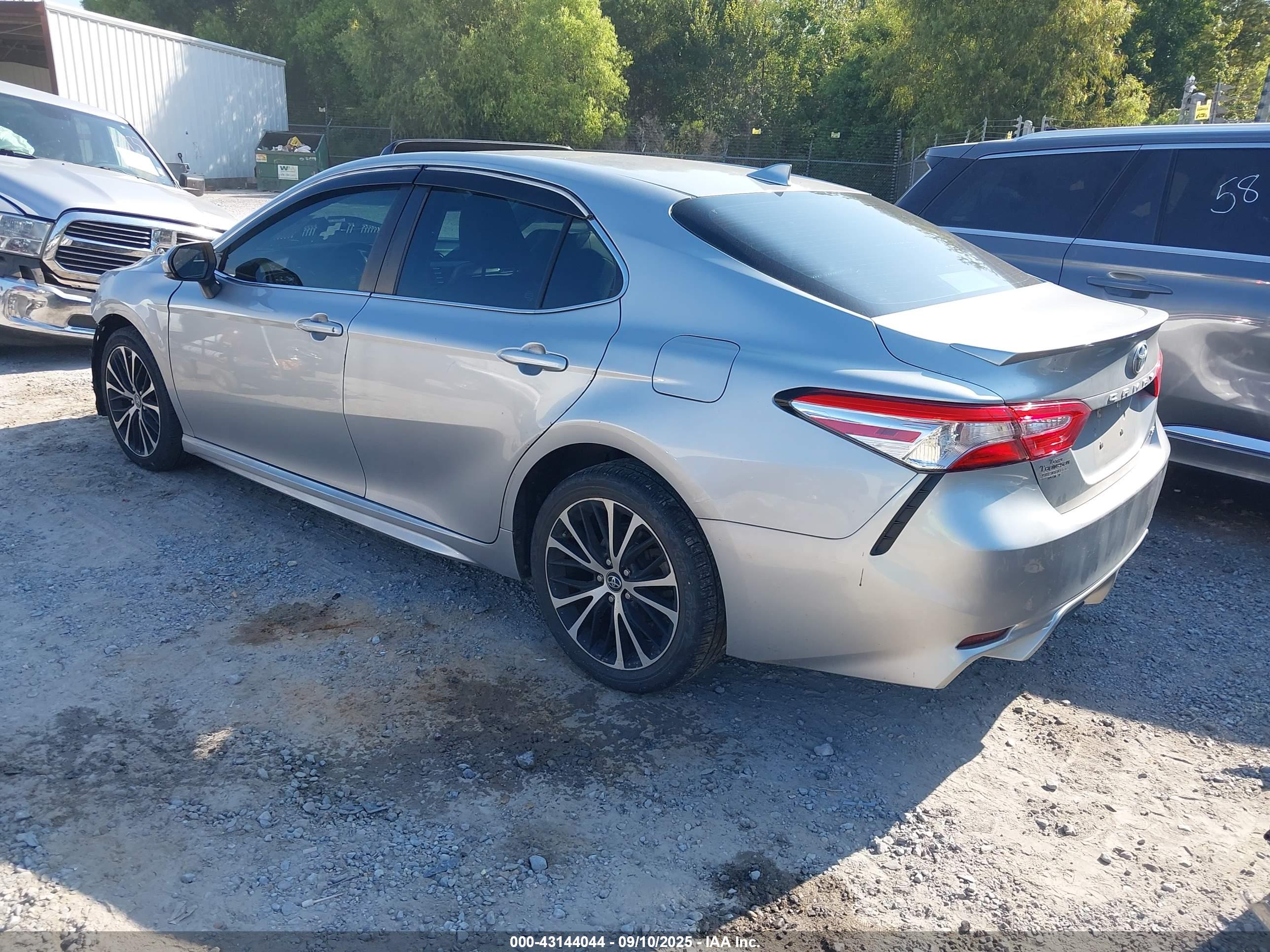 TOYOTA CAMRY image 3