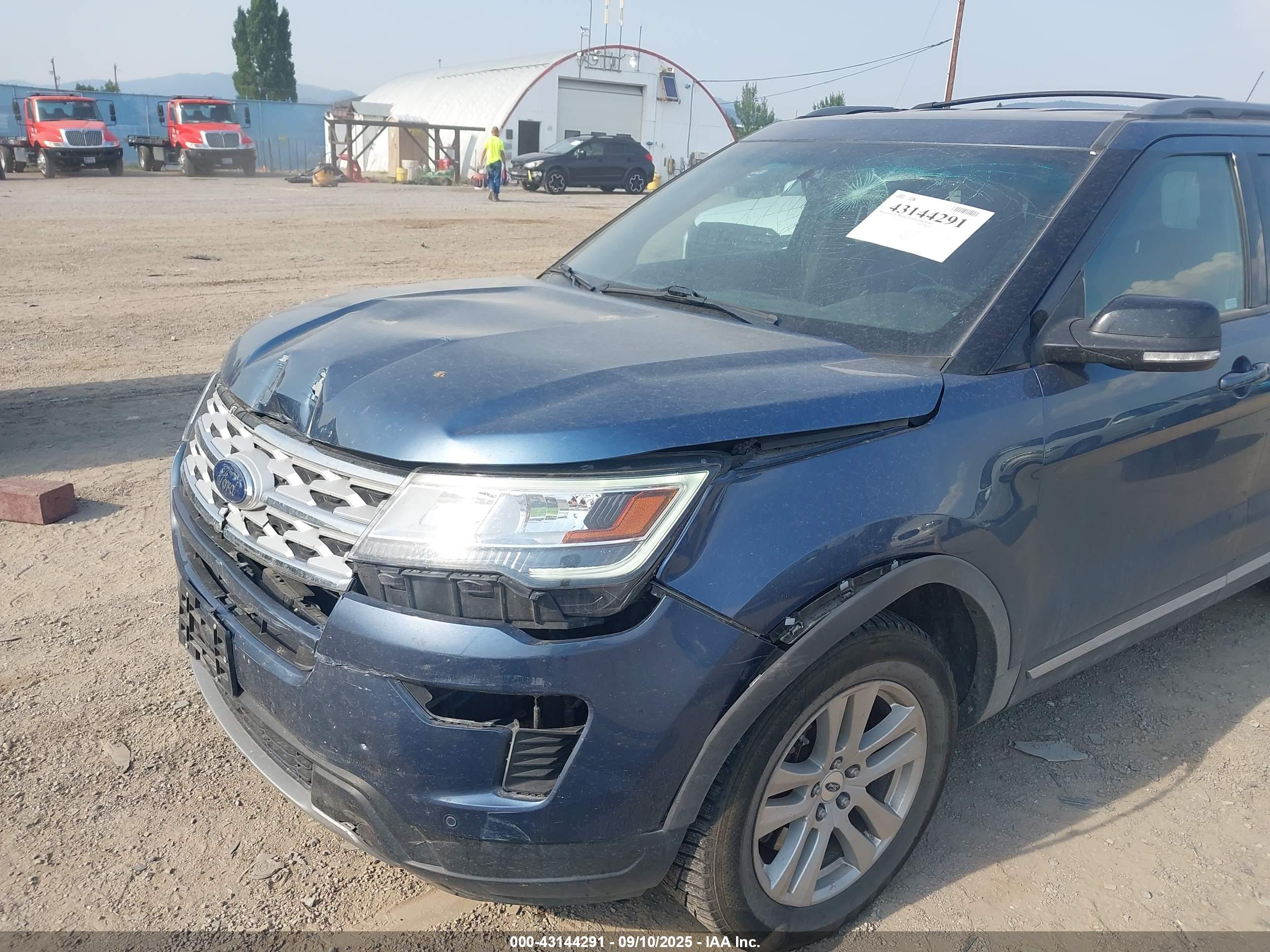 FORD EXPLORER image 6