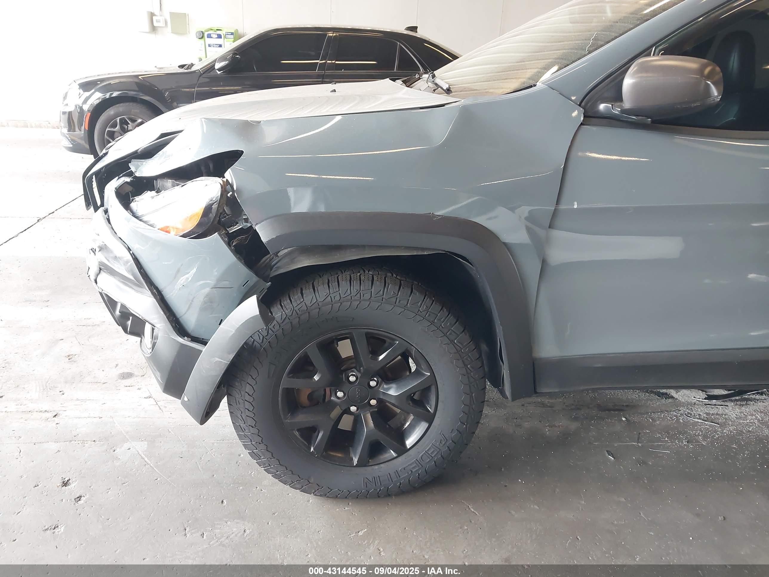 JEEP CHEROKEE image 6