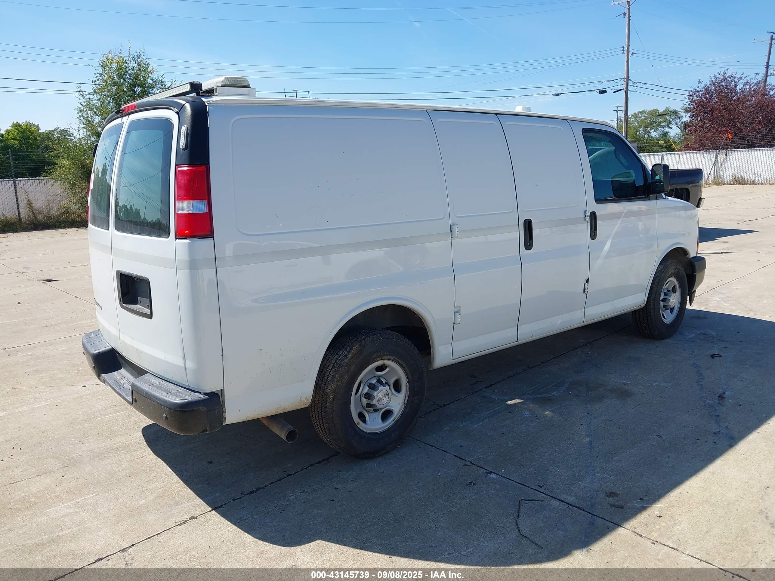 CHEVROLET EXPRESS image 4