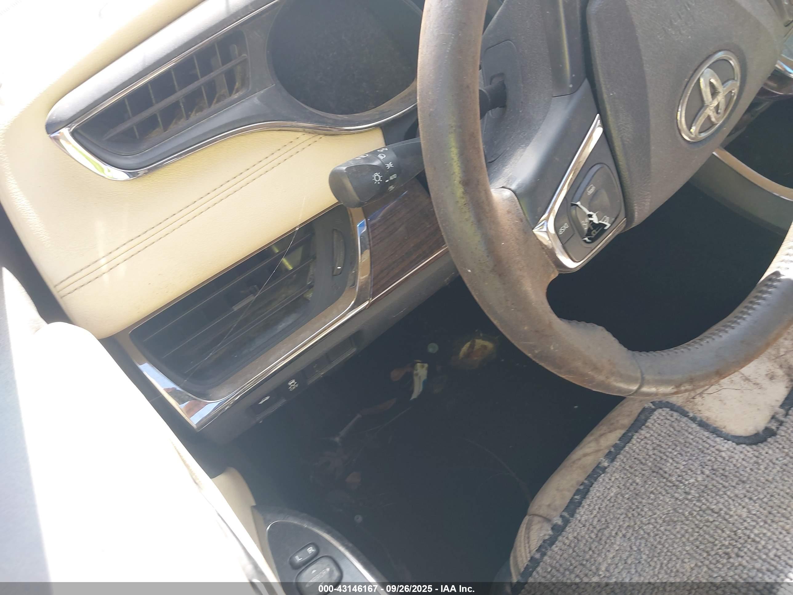 TOYOTA AVALON image 11