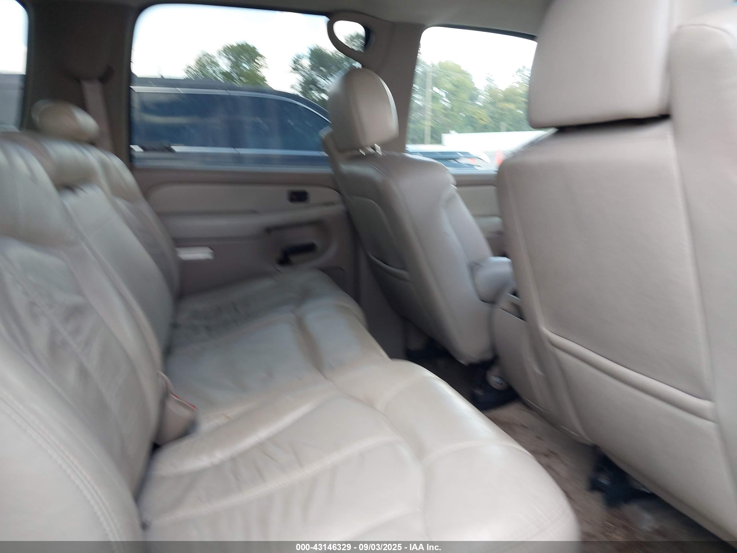 CHEVROLET SUBURBAN image 8