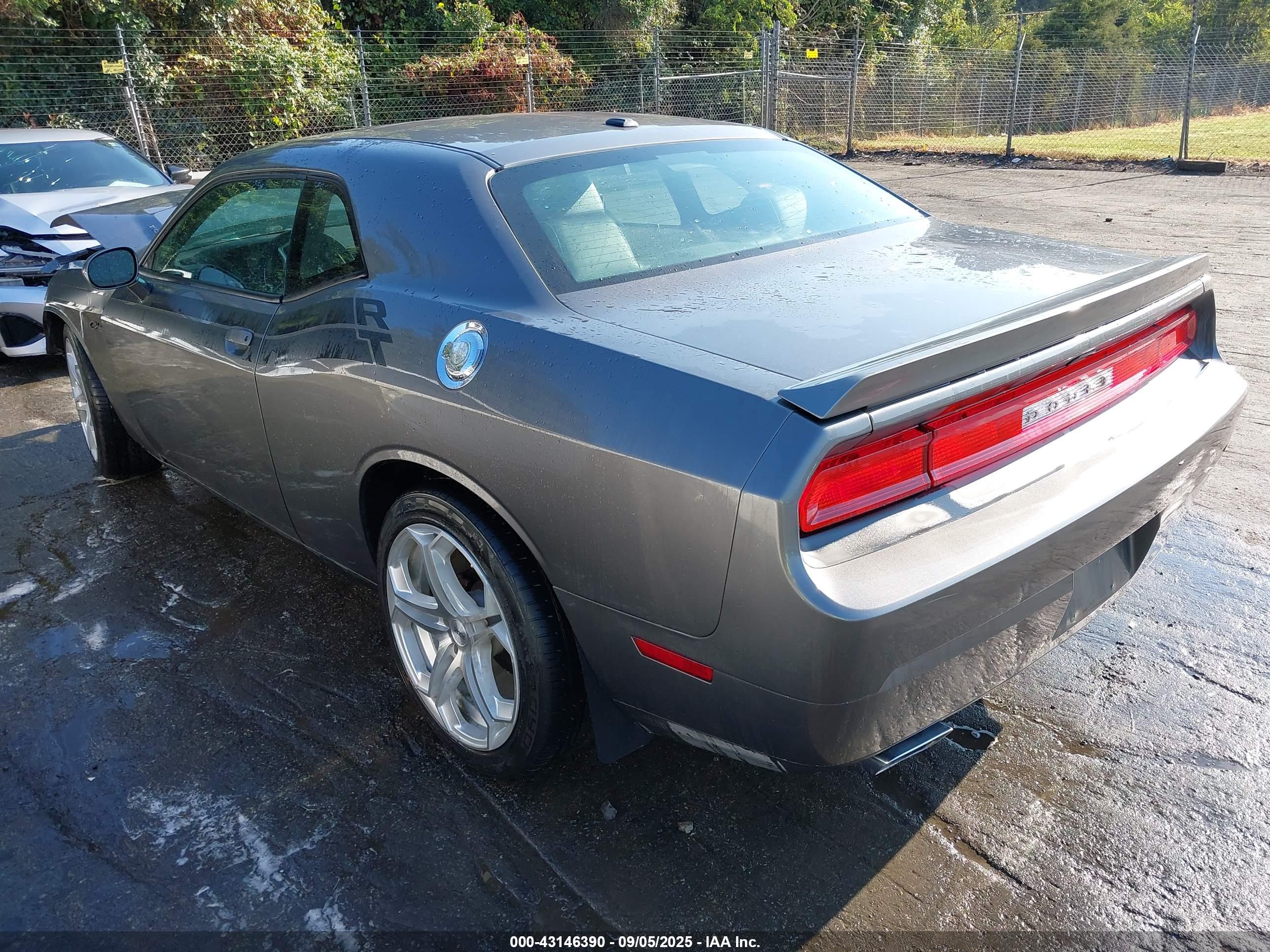 DODGE CHALLENGER image 3