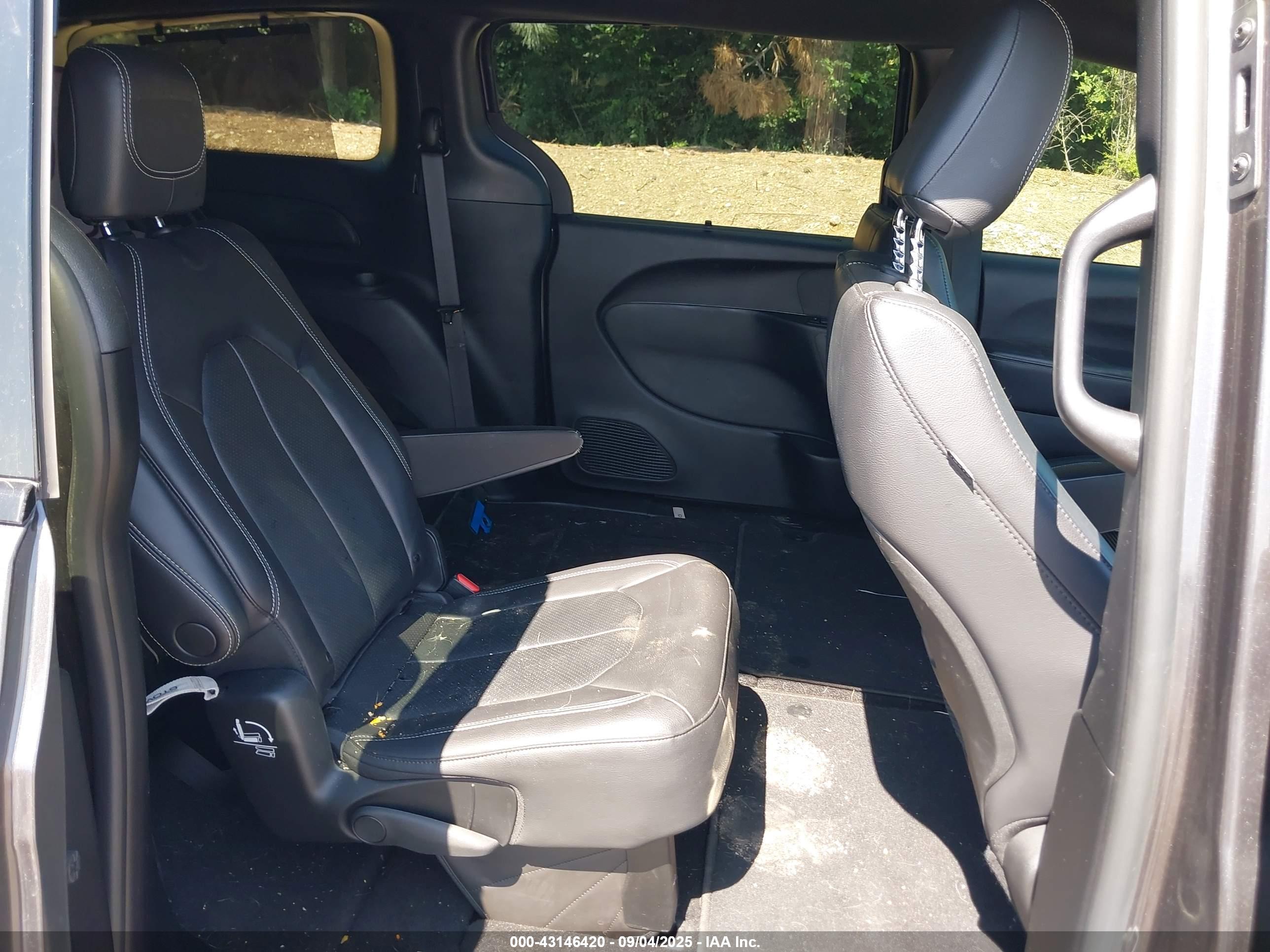 CHRYSLER PACIFICA image 8
