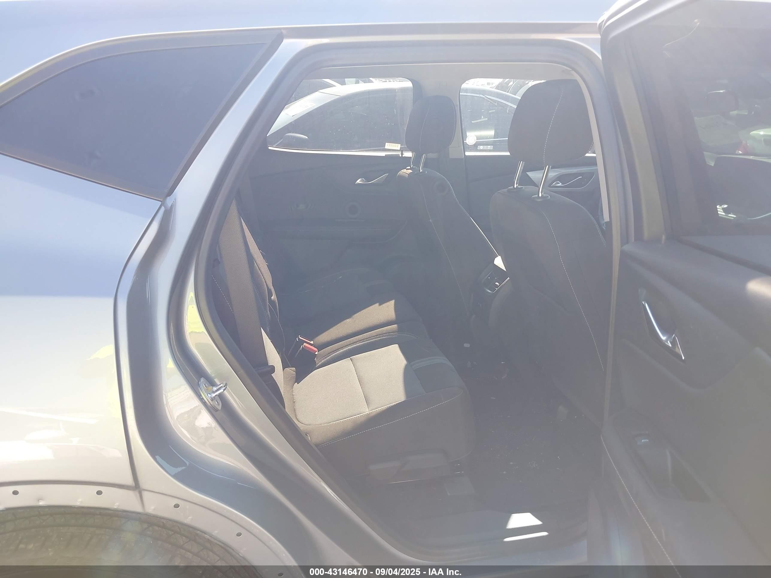 CHEVROLET BLAZER image 8
