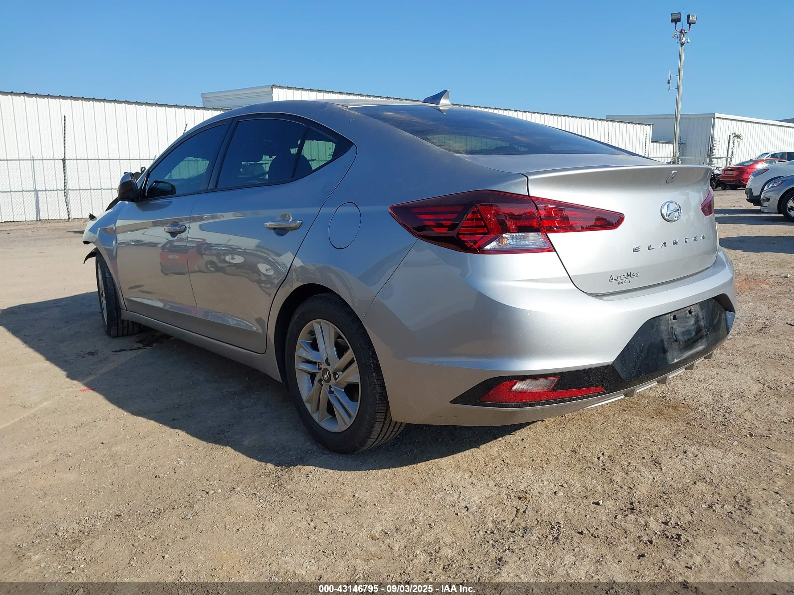 HYUNDAI ELANTRA image 3