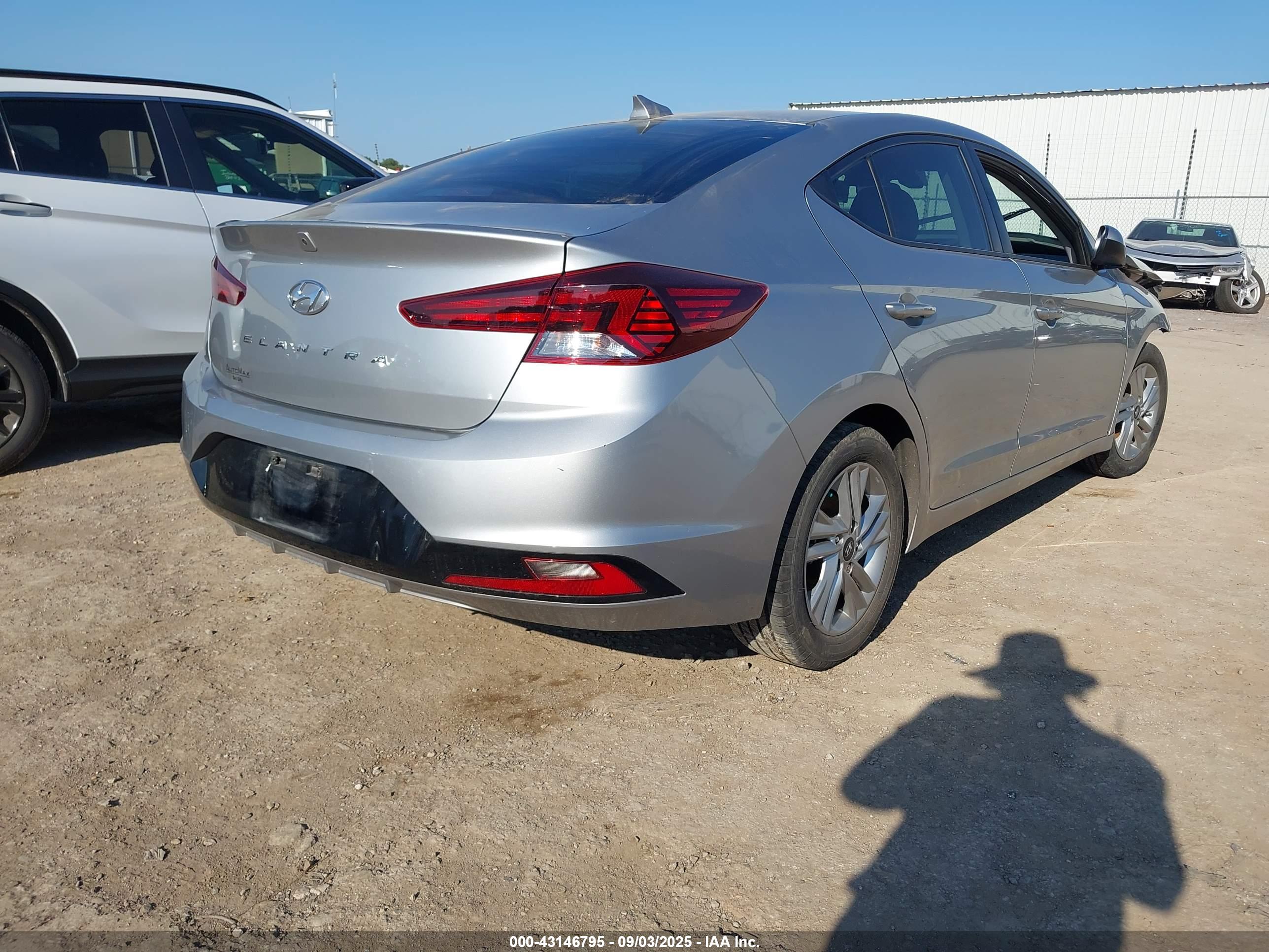 HYUNDAI ELANTRA image 4