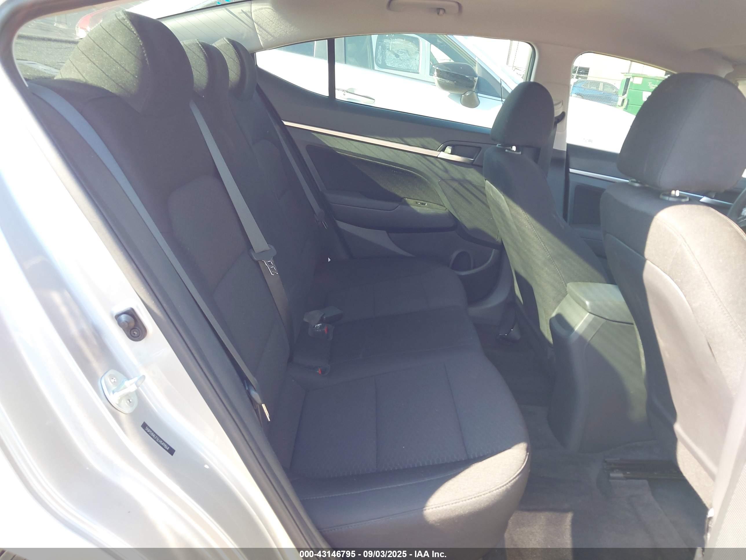 HYUNDAI ELANTRA image 8