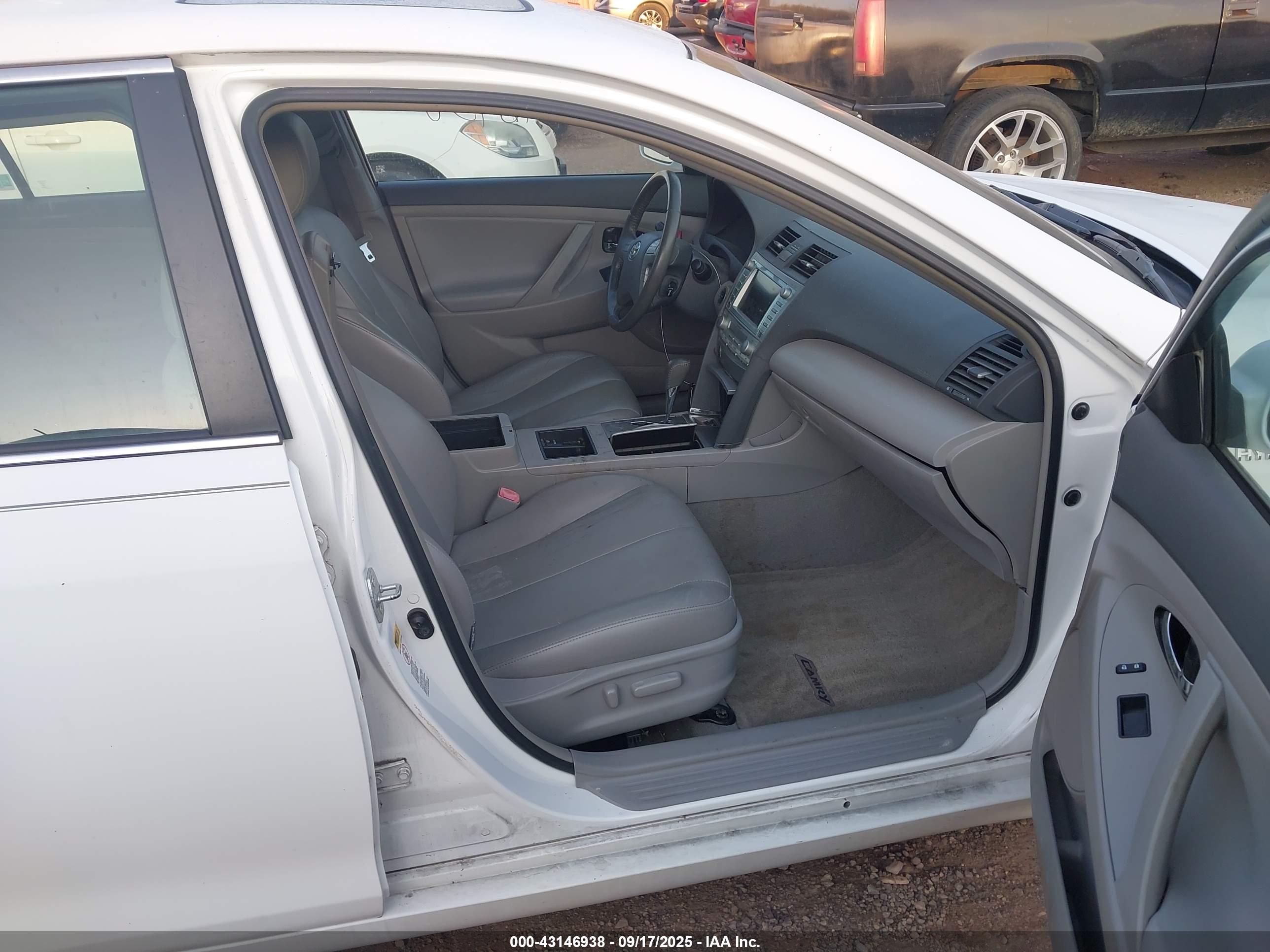 TOYOTA CAMRY image 5