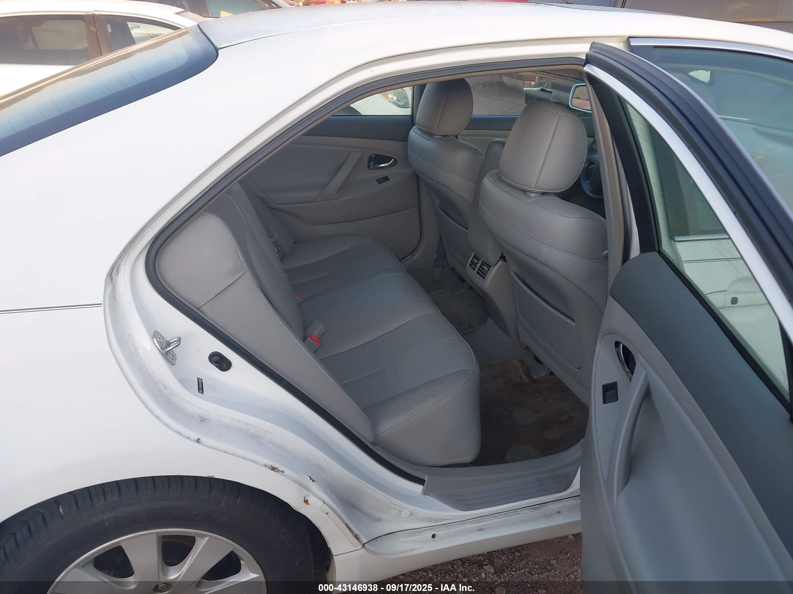 TOYOTA CAMRY image 8